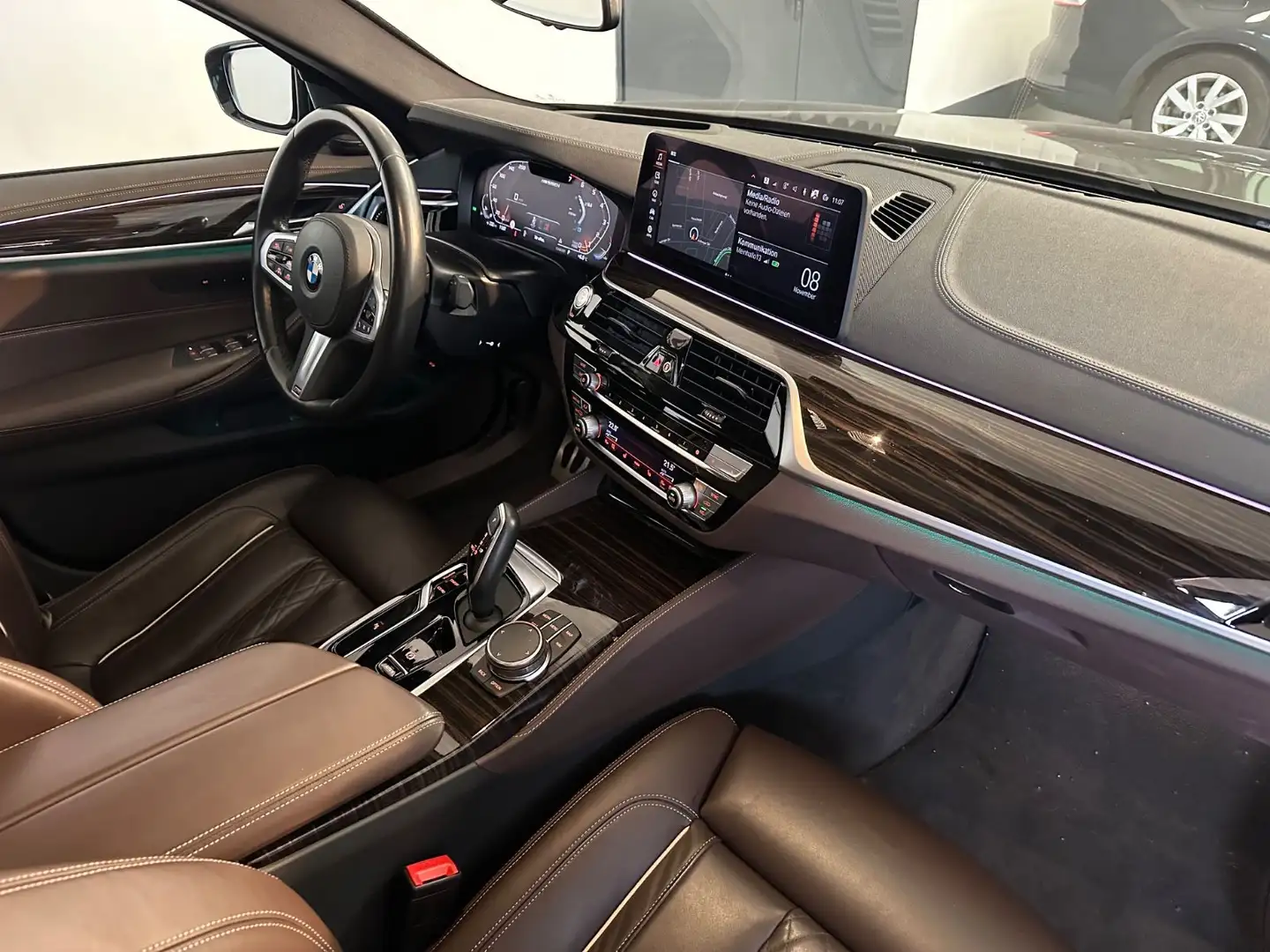 BMW 550 I A X DRIVE*LEDER*NAVI*GSD*HEAD UP*STDHZ*LED Чёрный - 2
