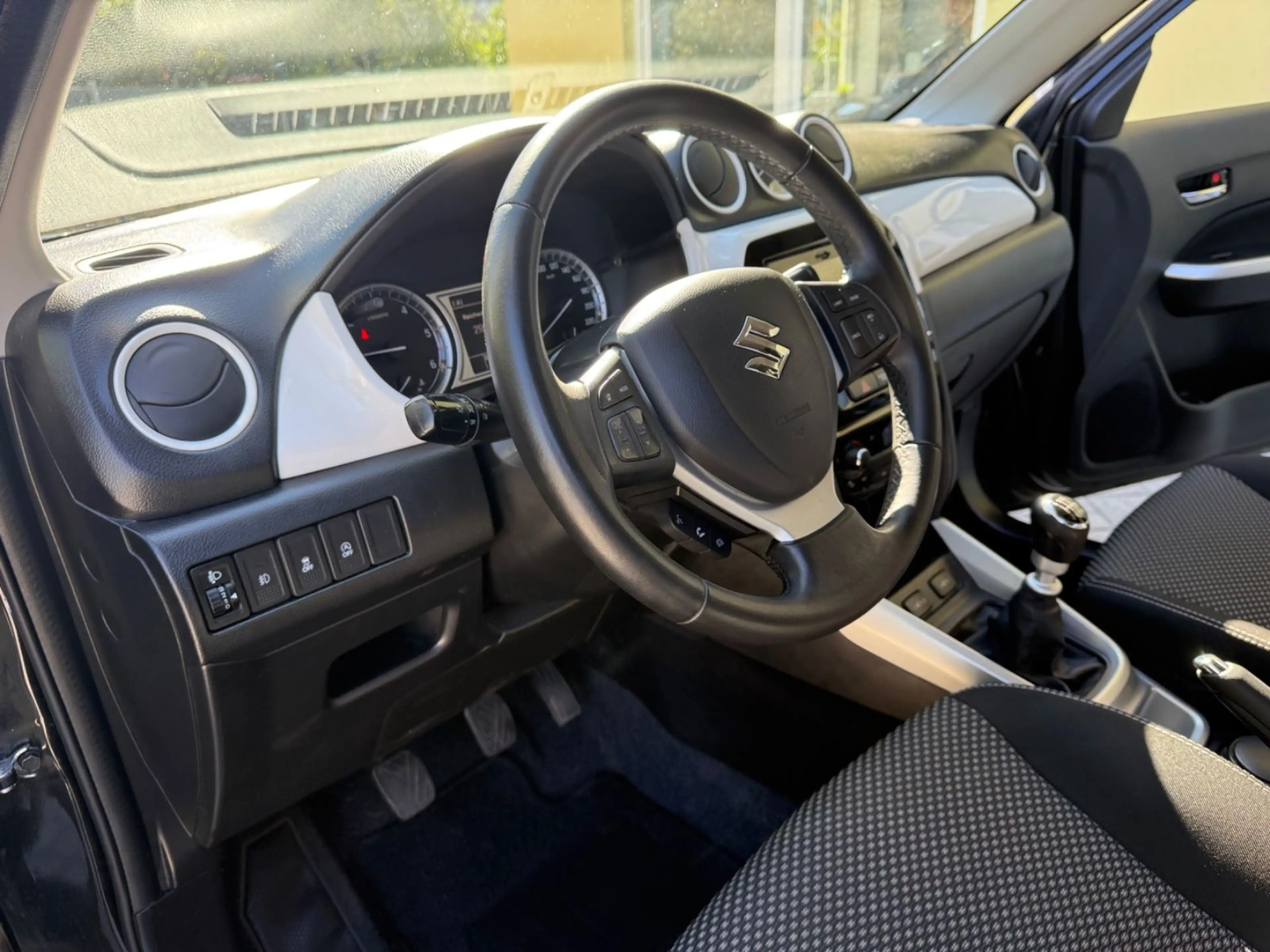 Suzuki Vitara 1.6 DDiS Comfort 4x2 Sitzheizung-Klima — photo 13