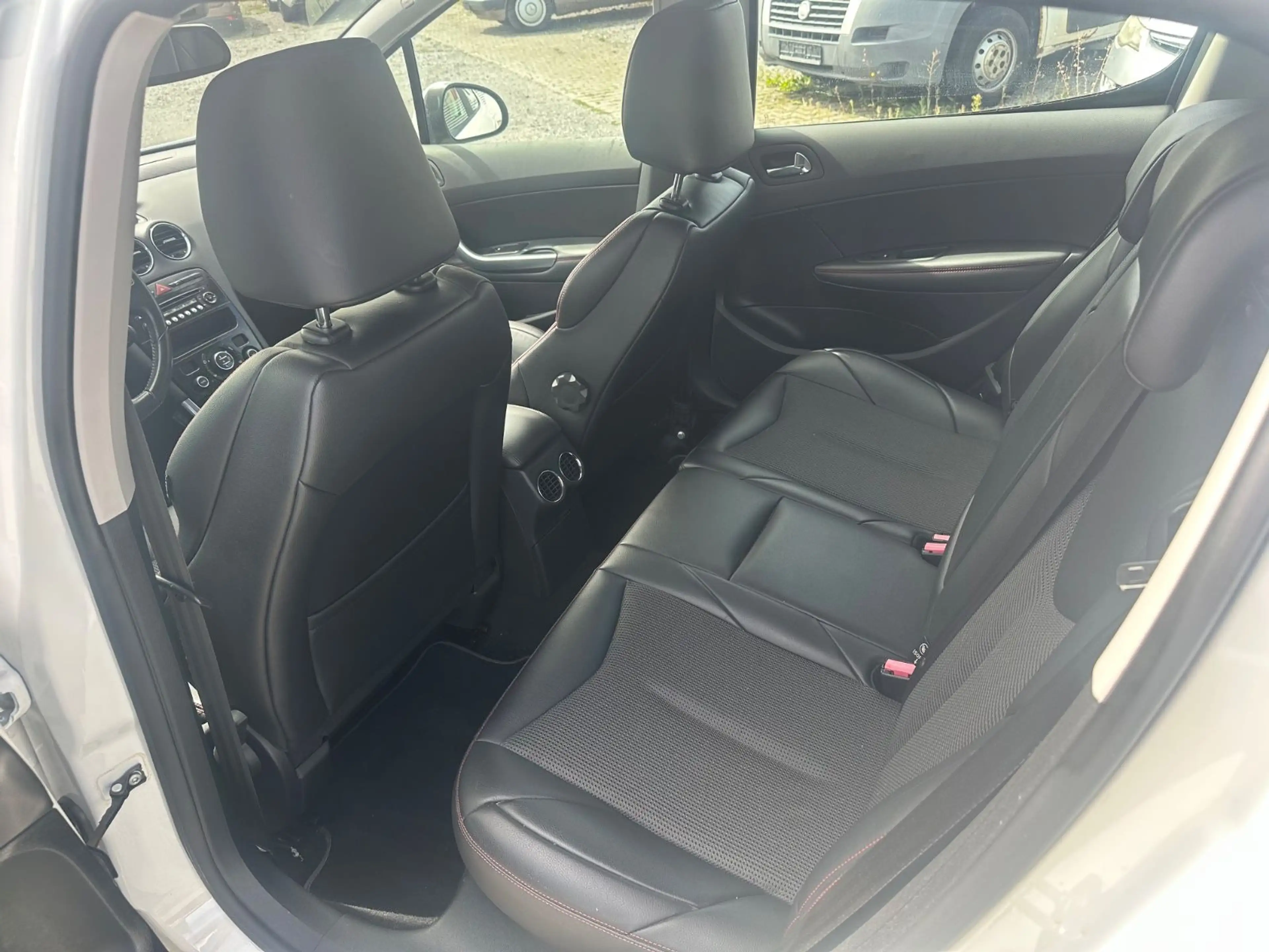Peugeot 308 GTi — photo 8