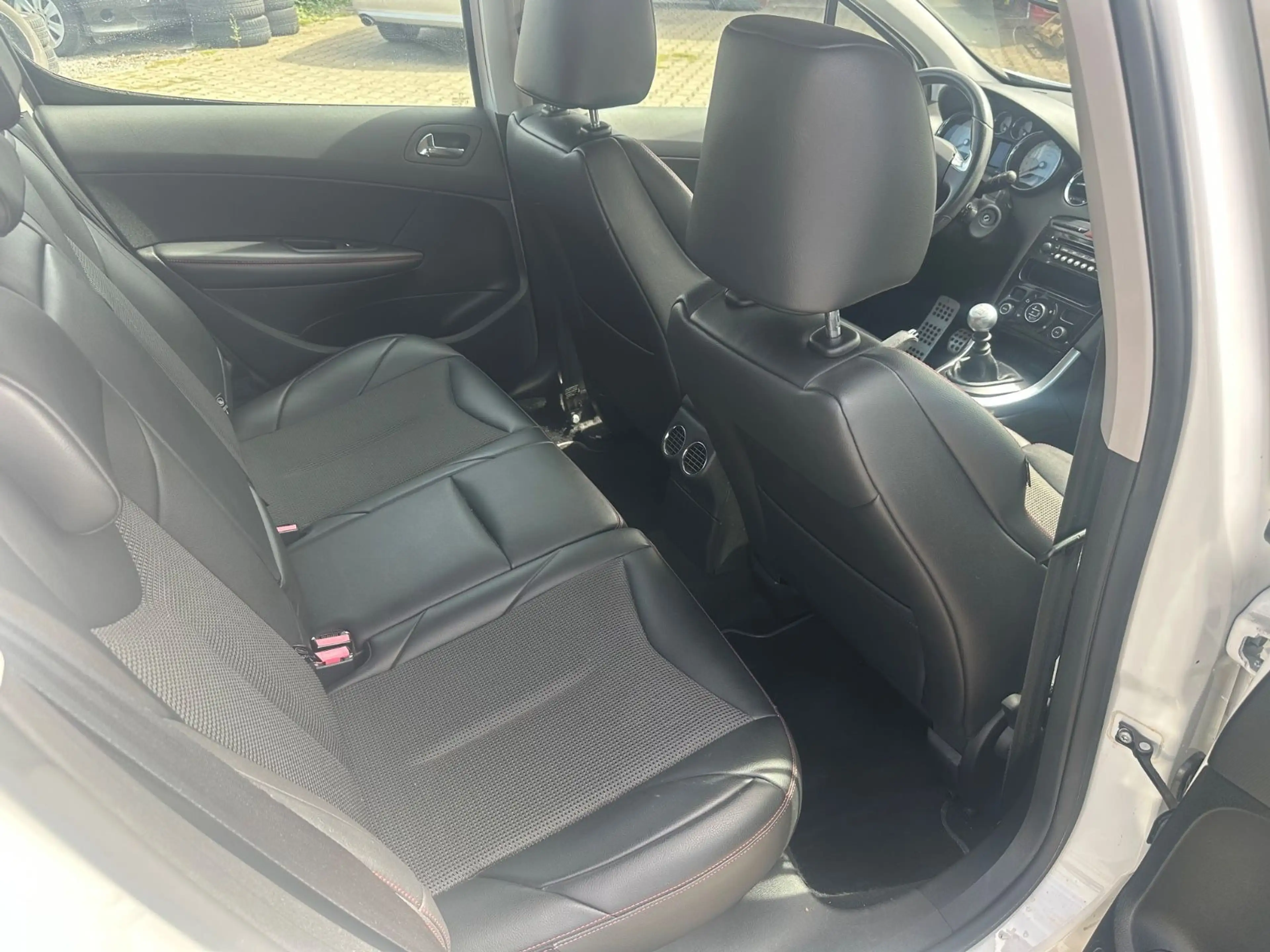 Peugeot 308 GTi — photo 10