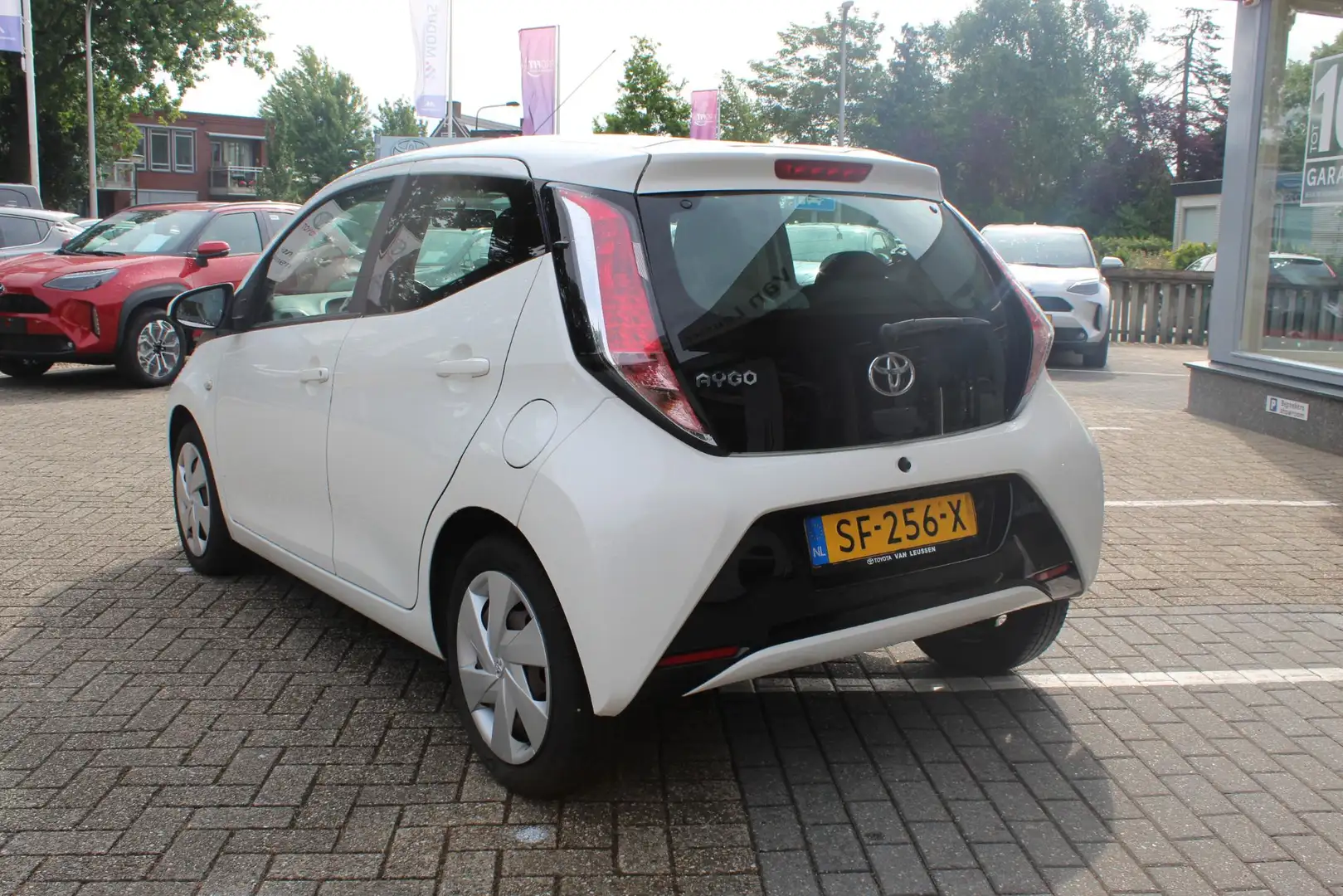 Toyota Aygo X X-PLAY 5-DEURS AIRCO EL-RAMEN & SPIEGELS CAMERA BL Blanco - 2