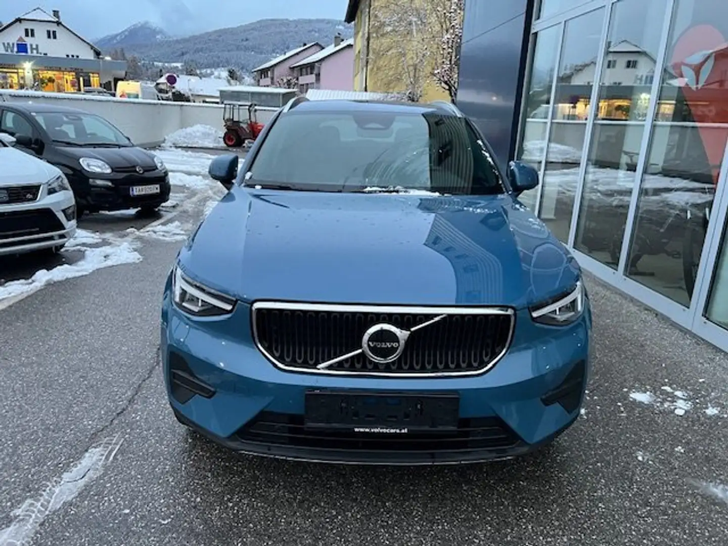 Volvo XC40 Core 2WD *28.000km* EZ: 04/2025* Blau - 2
