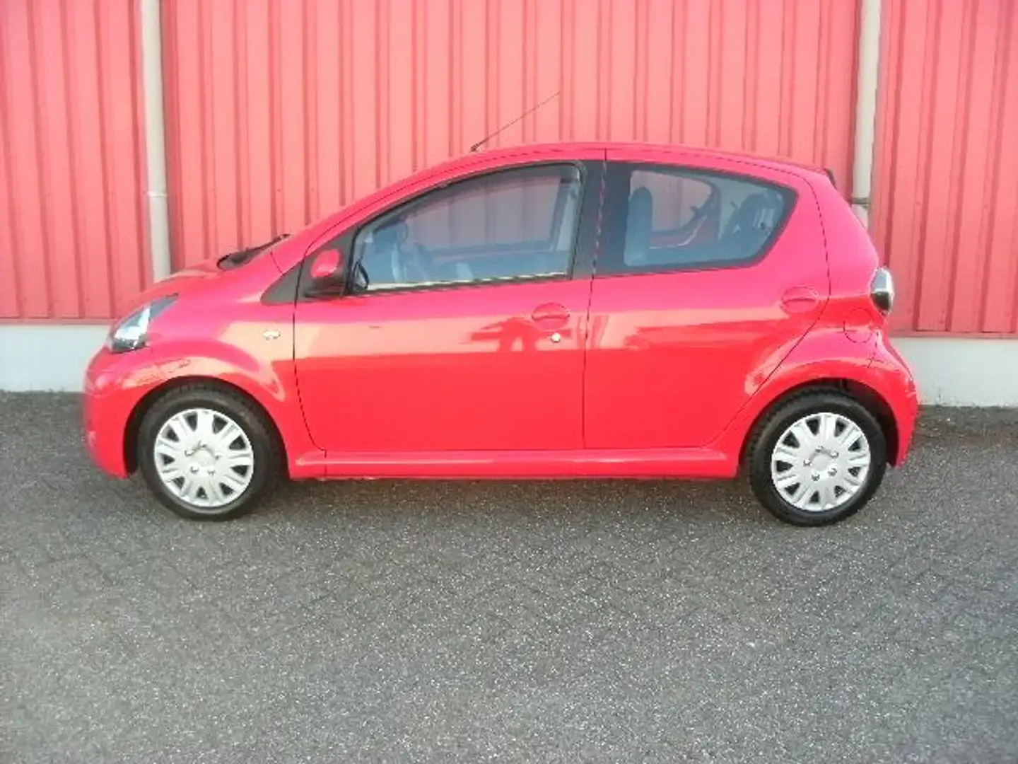 Toyota Aygo 1.0 VVT-i Comfort Automaat / Airco Rood - 2