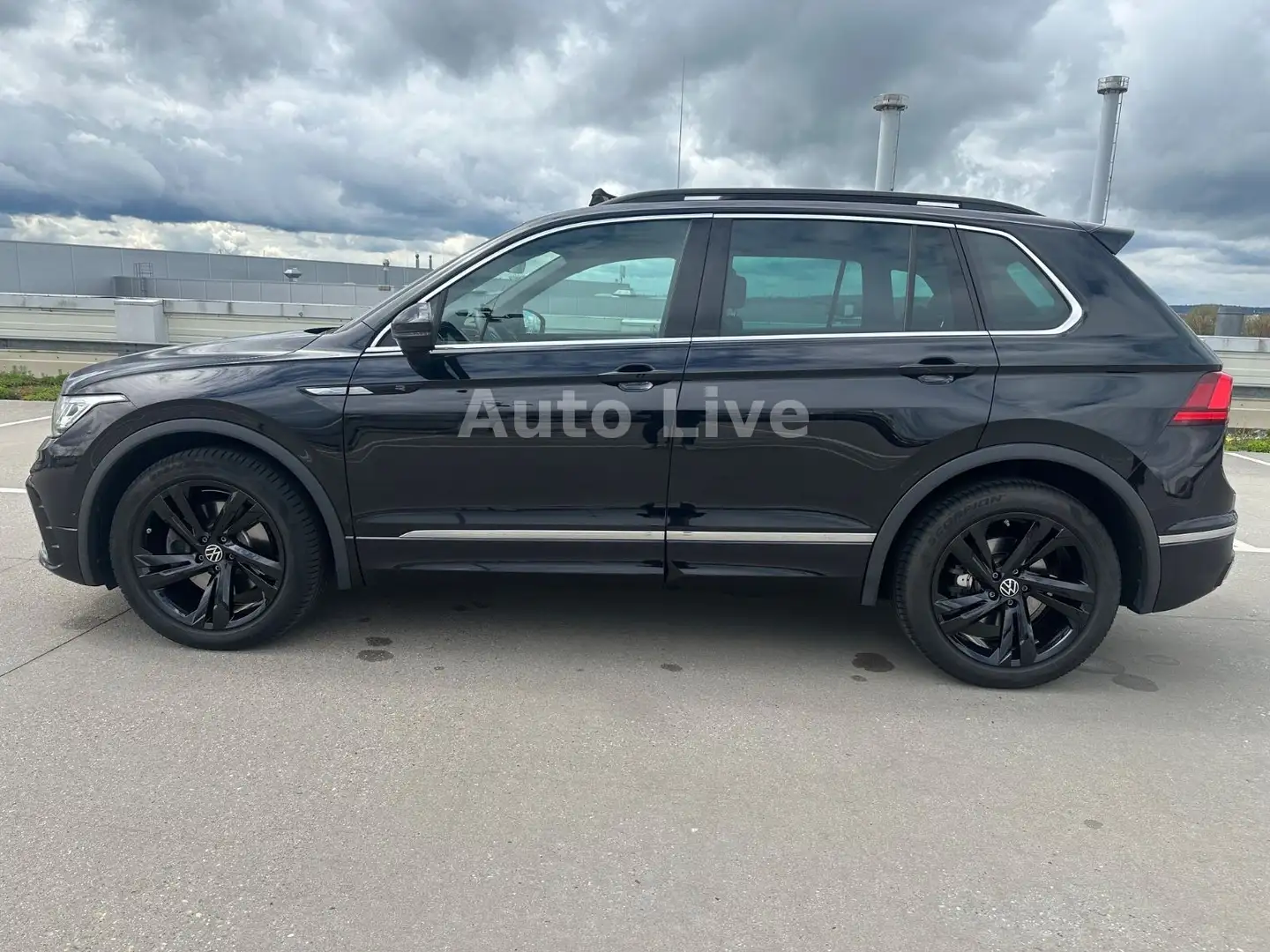 Volkswagen Tiguan 2.0 TSI*DSG*4M*R LINE*PAN*IQ*AHK*KAME*VOL Zwart - 2