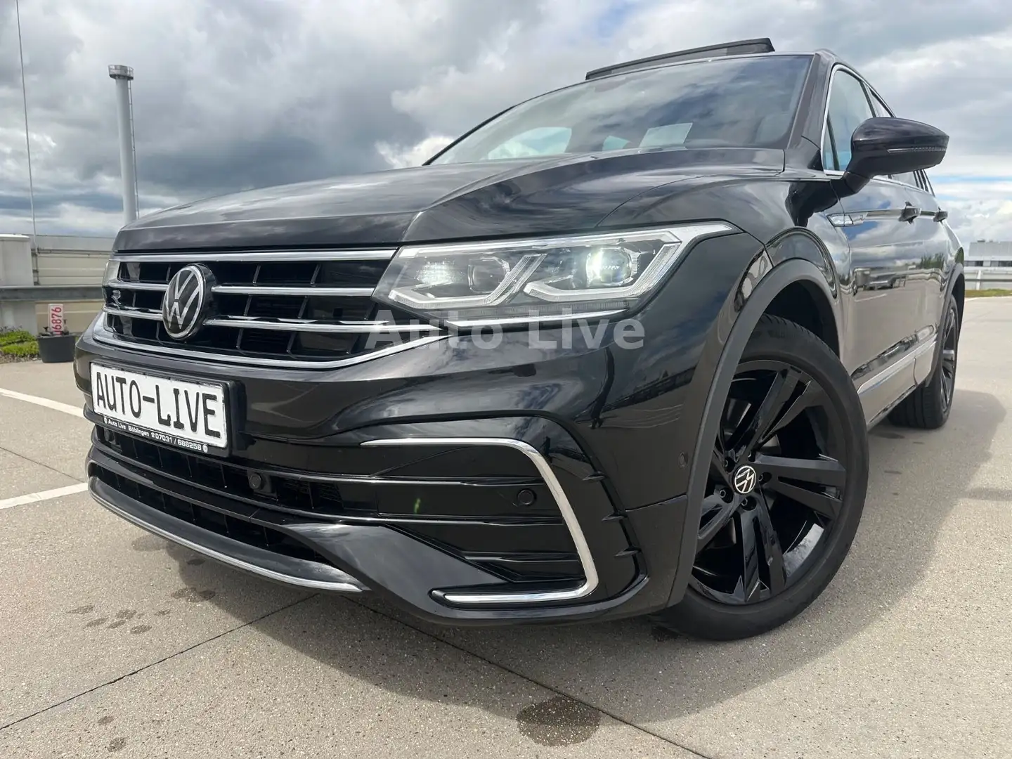 Volkswagen Tiguan 2.0 TSI*DSG*4M*R LINE*PAN*IQ*AHK*KAME*VOL Zwart - 1