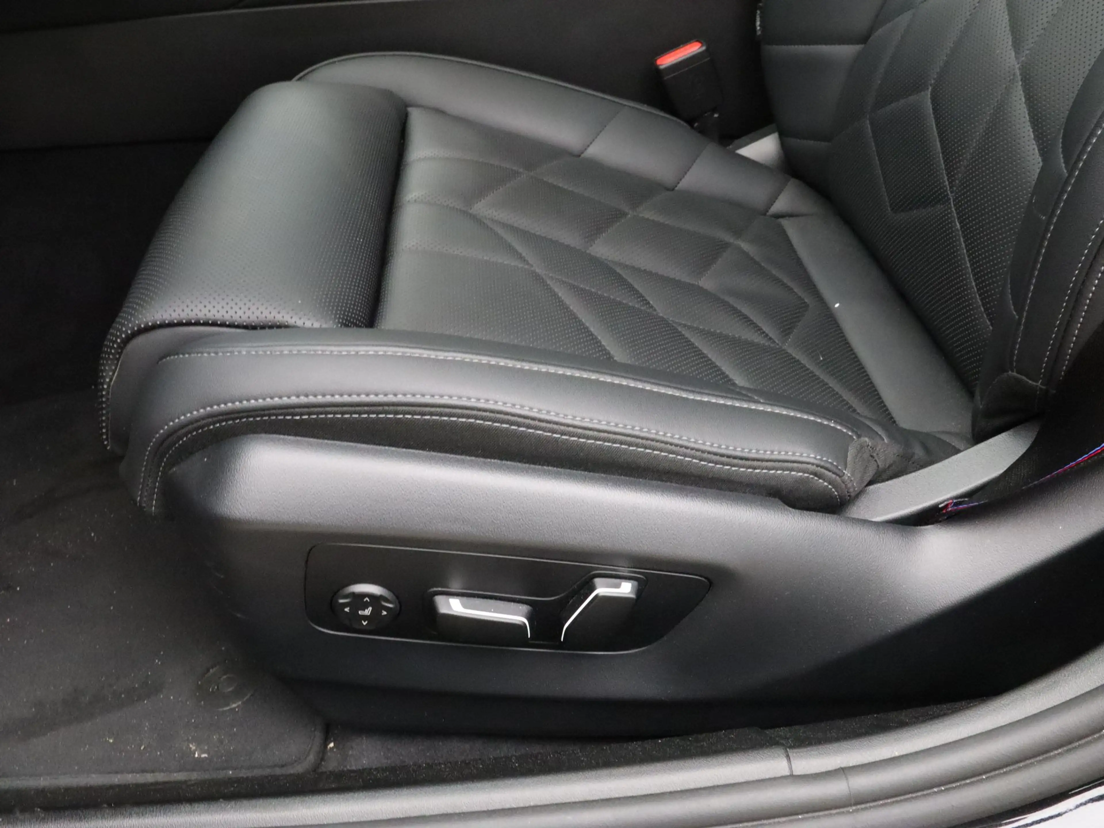 BMW i5 eDrive40 M Sport Pro - Pano - Innovation Pack — photo 15