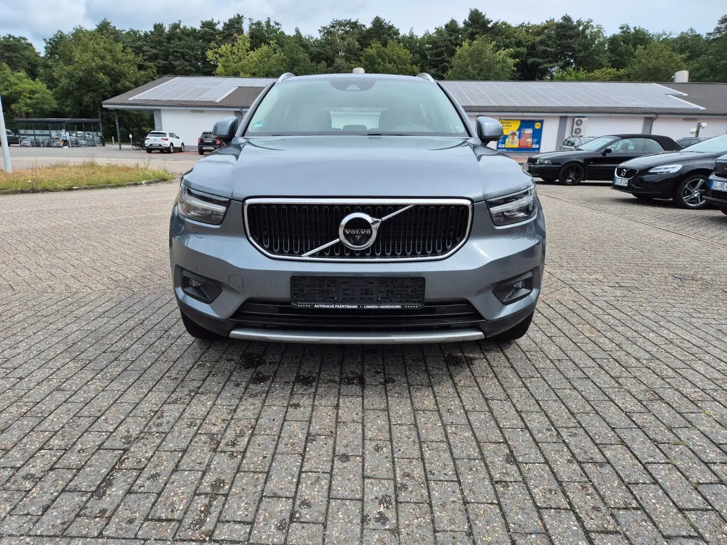 Volvo XC40 Momentum AWD D4 Grau - 2