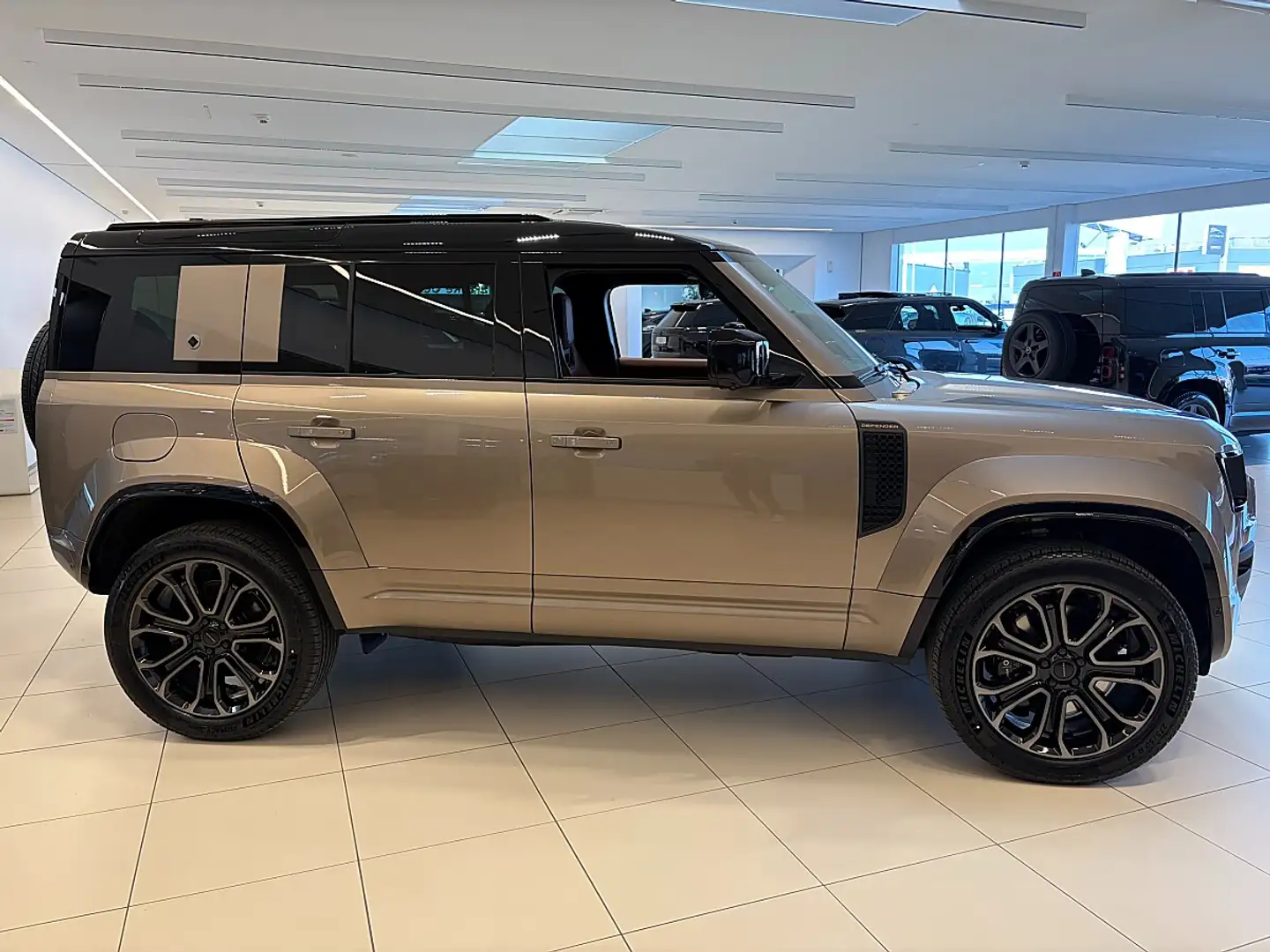 Land Rover Defender 110 OCTA P635 AWD Aut. // Carbon Fibre Paket Braun - 2
