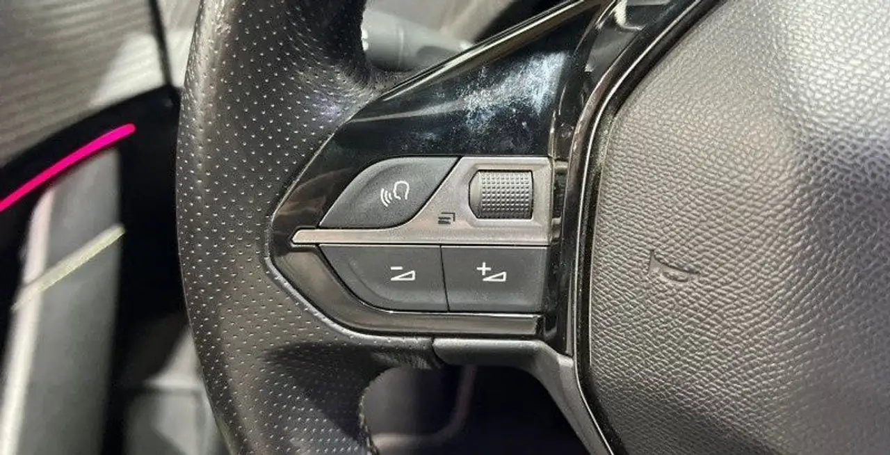 Peugeot 208 208 — photo 17