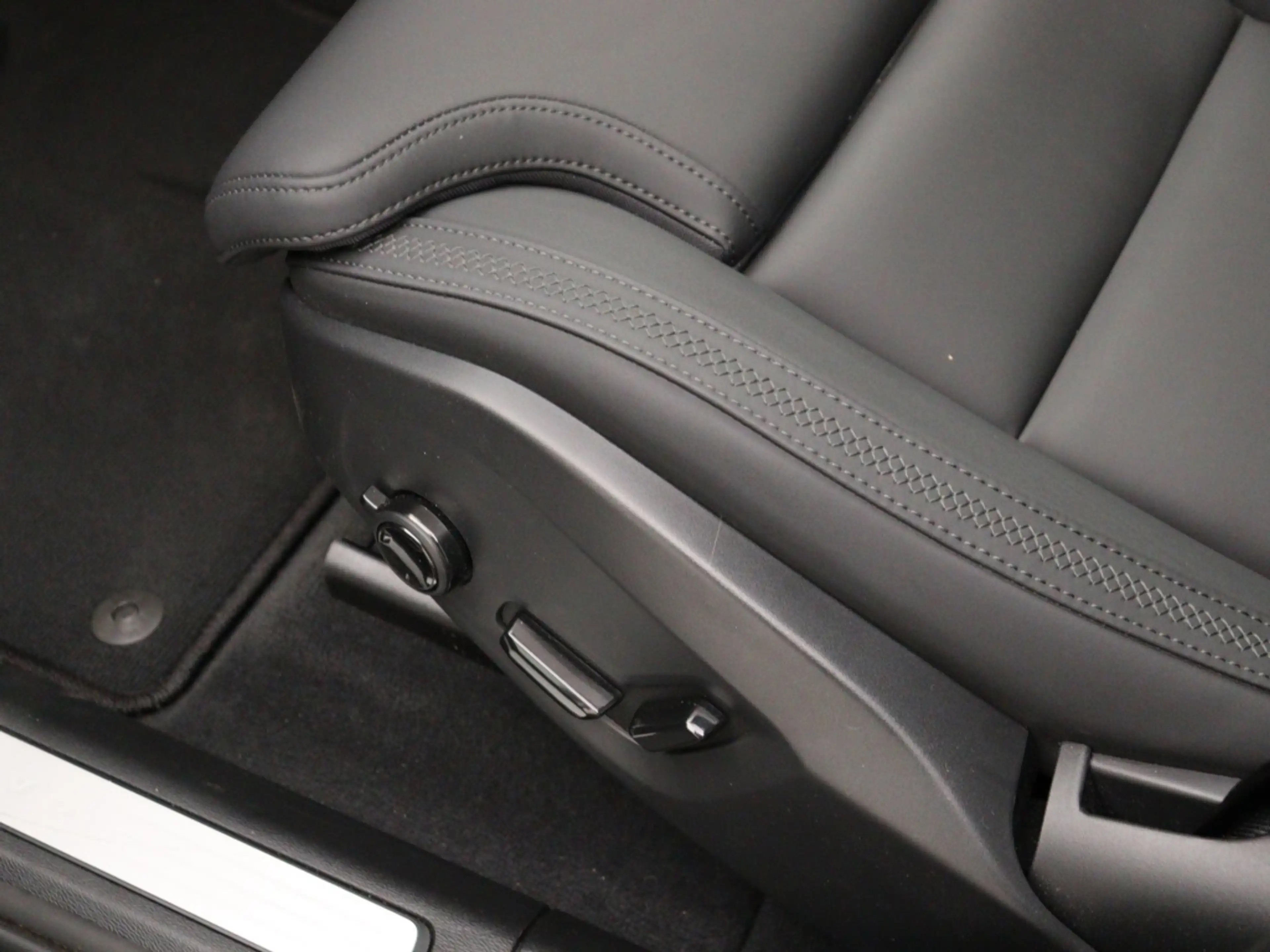 Volvo XC60 T6 PLUG-IN HYBRID ULTRA DARK LUCHTVERING SCHUIFDAK — photo 10