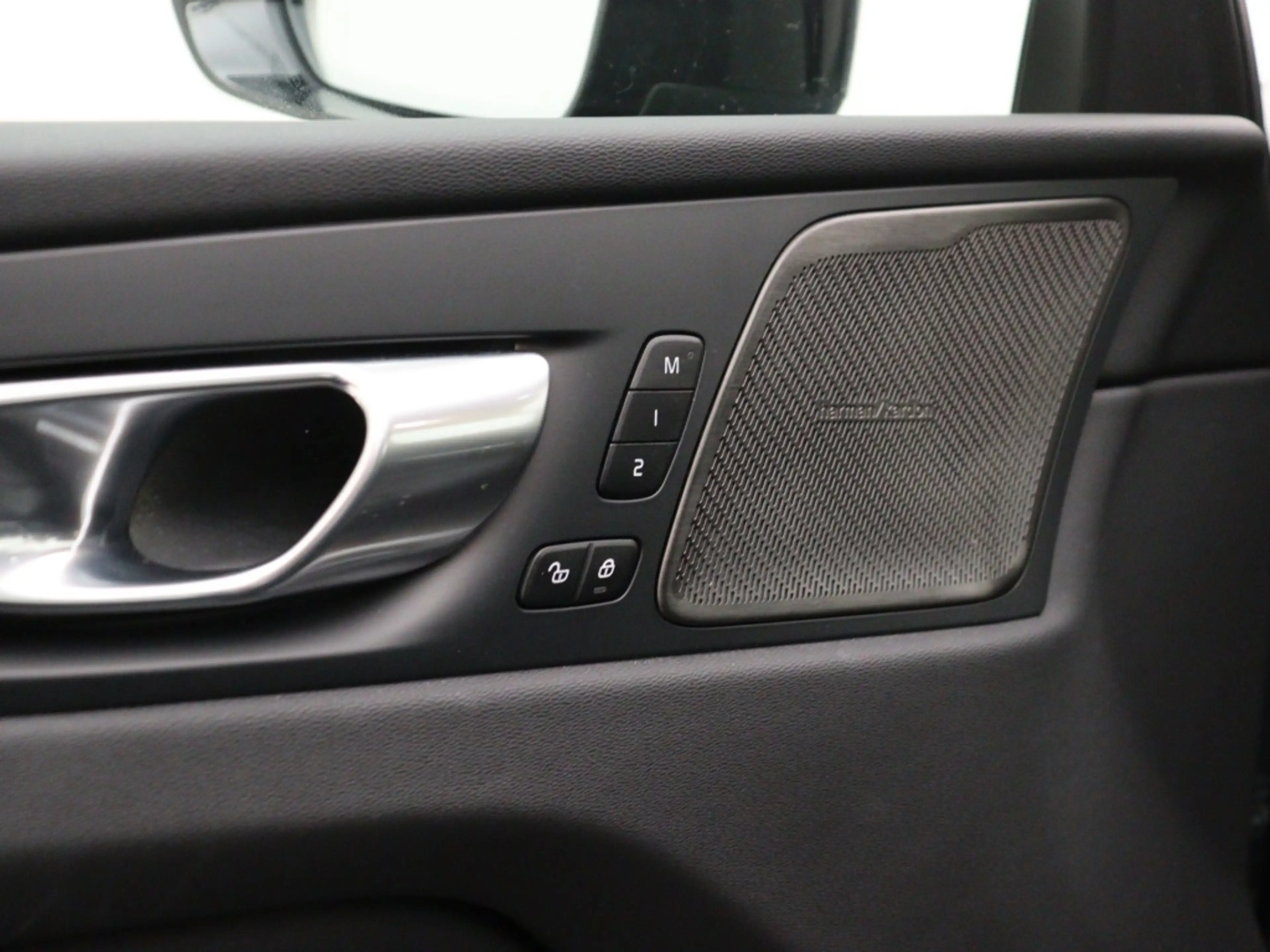 Volvo XC60 T6 PLUG-IN HYBRID ULTRA DARK LUCHTVERING SCHUIFDAK — photo 12