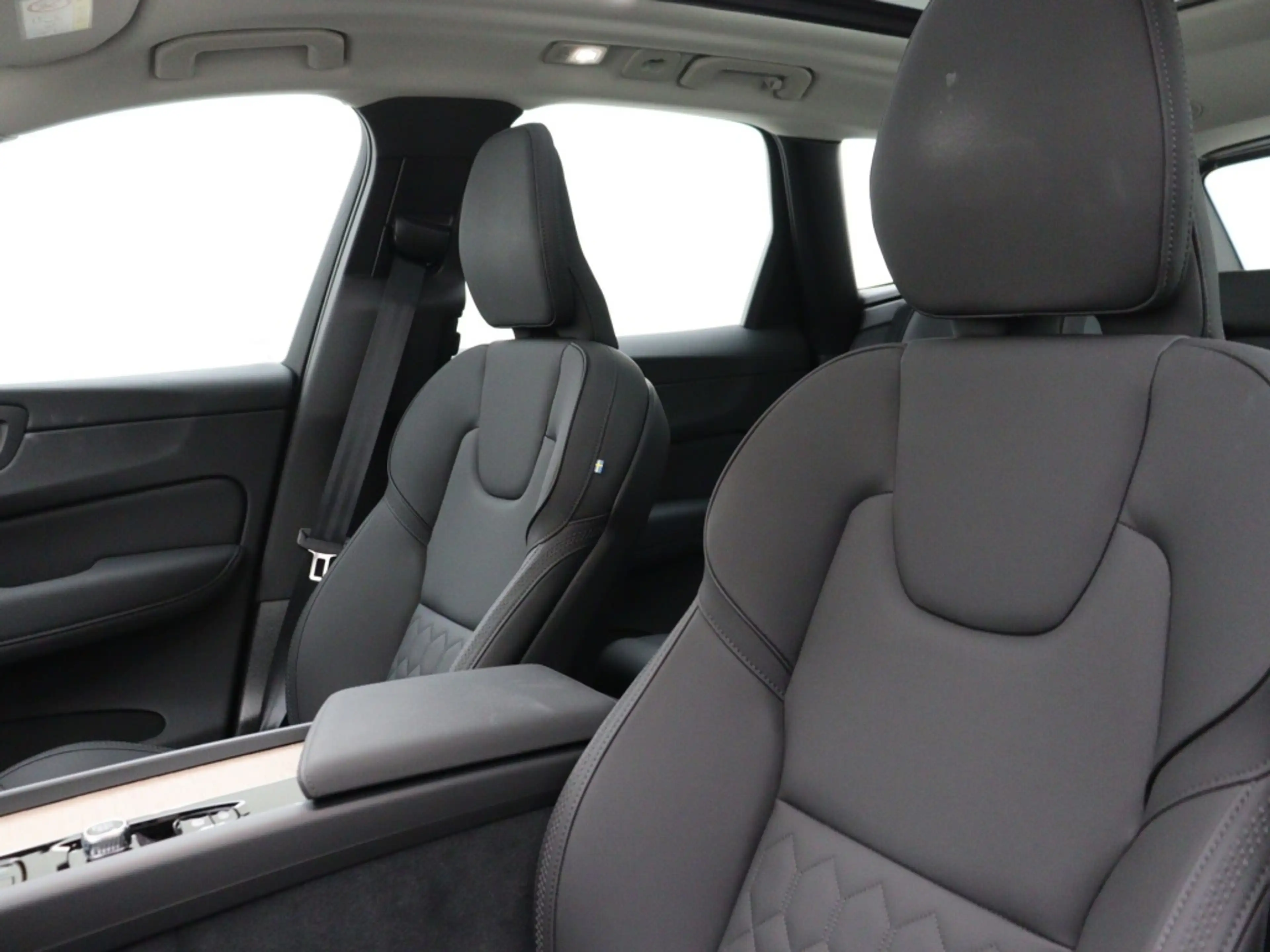 Volvo XC60 T6 PLUG-IN HYBRID ULTRA DARK LUCHTVERING SCHUIFDAK — photo 13
