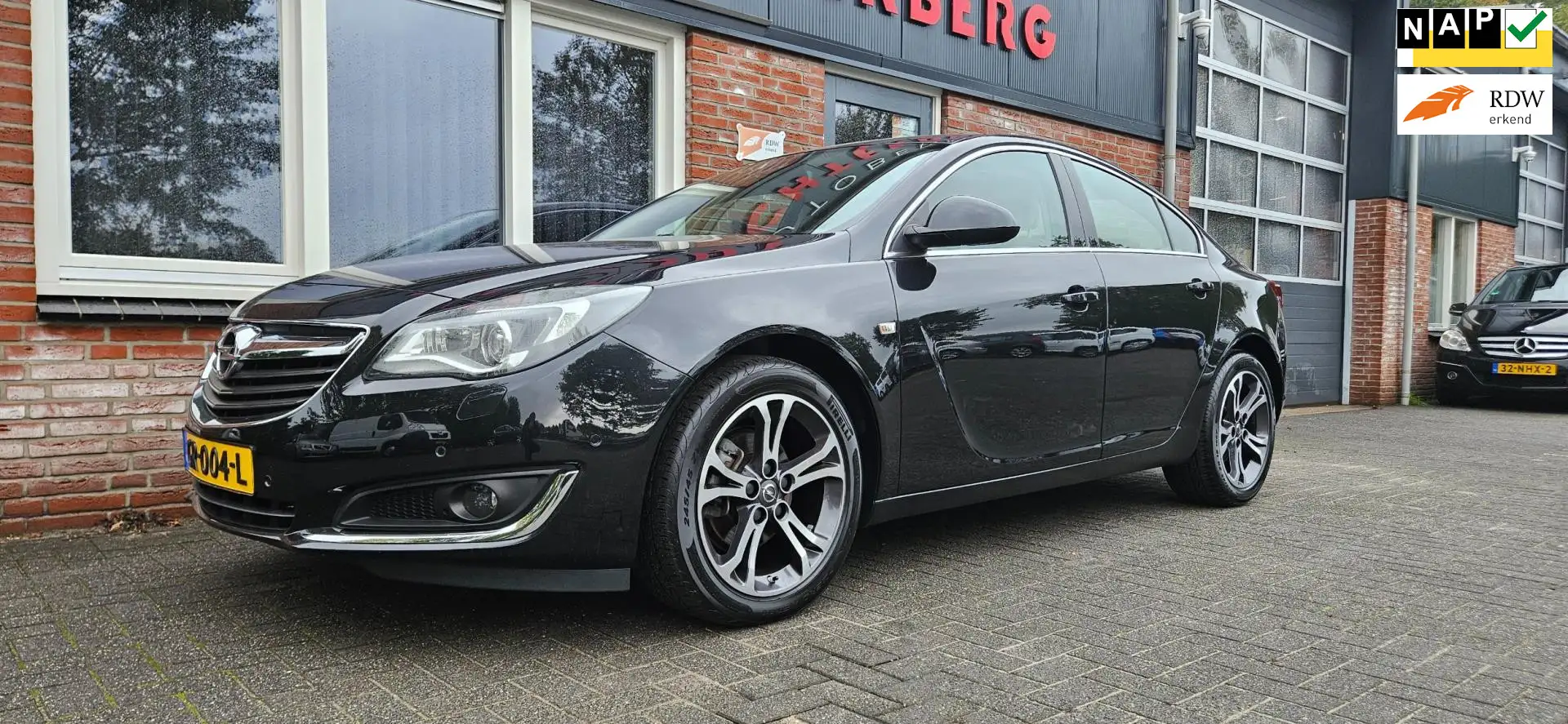 Opel Insignia 1.6 T Cosmo Automaat! Xenon! 170PK! Leer! Camera! Zwart - 1