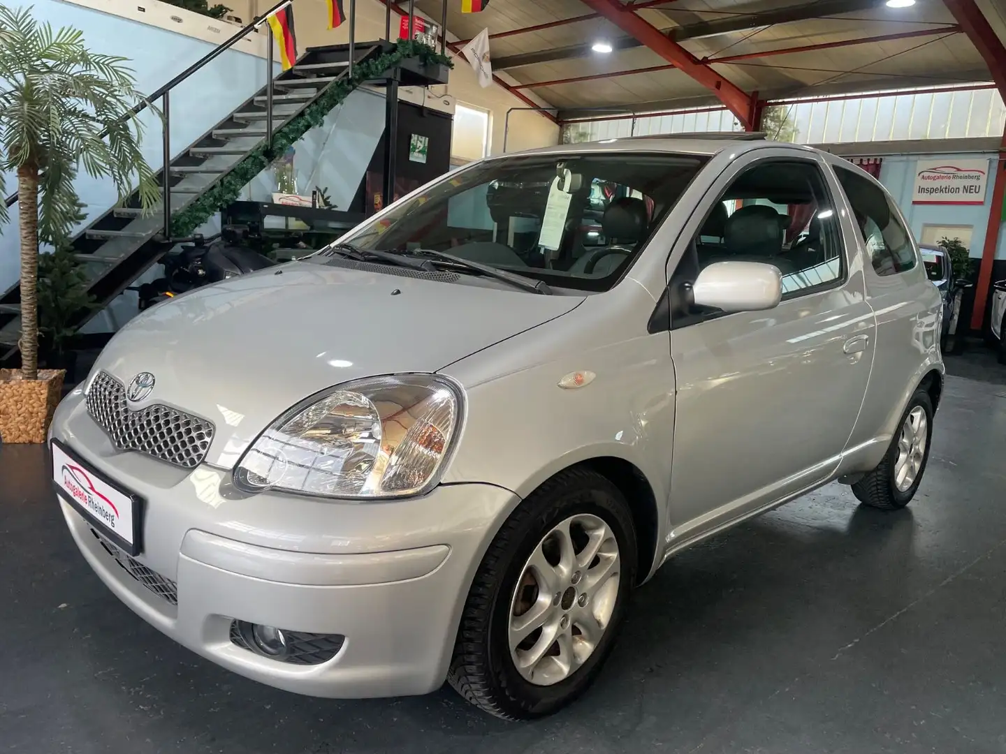 Toyota Yaris 1.3*AUTOMATIK*KLIMA*SHZ*LEDER*ALU*TÜV NEU Grau - 1