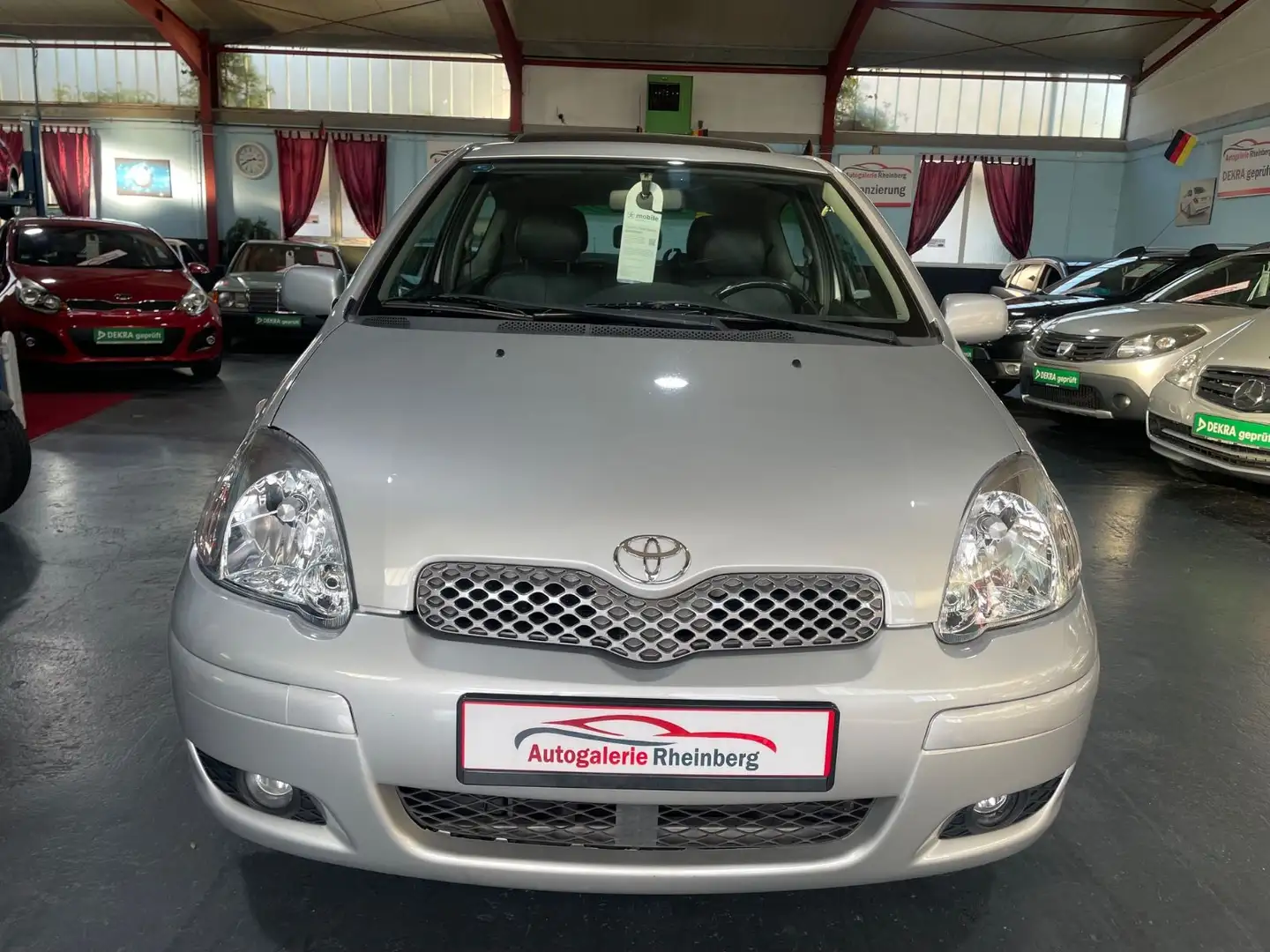 Toyota Yaris 1.3*AUTOMATIK*KLIMA*SHZ*LEDER*ALU*TÜV NEU Grau - 2