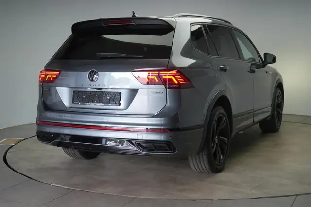 Volkswagen Tiguan Allspace view 4