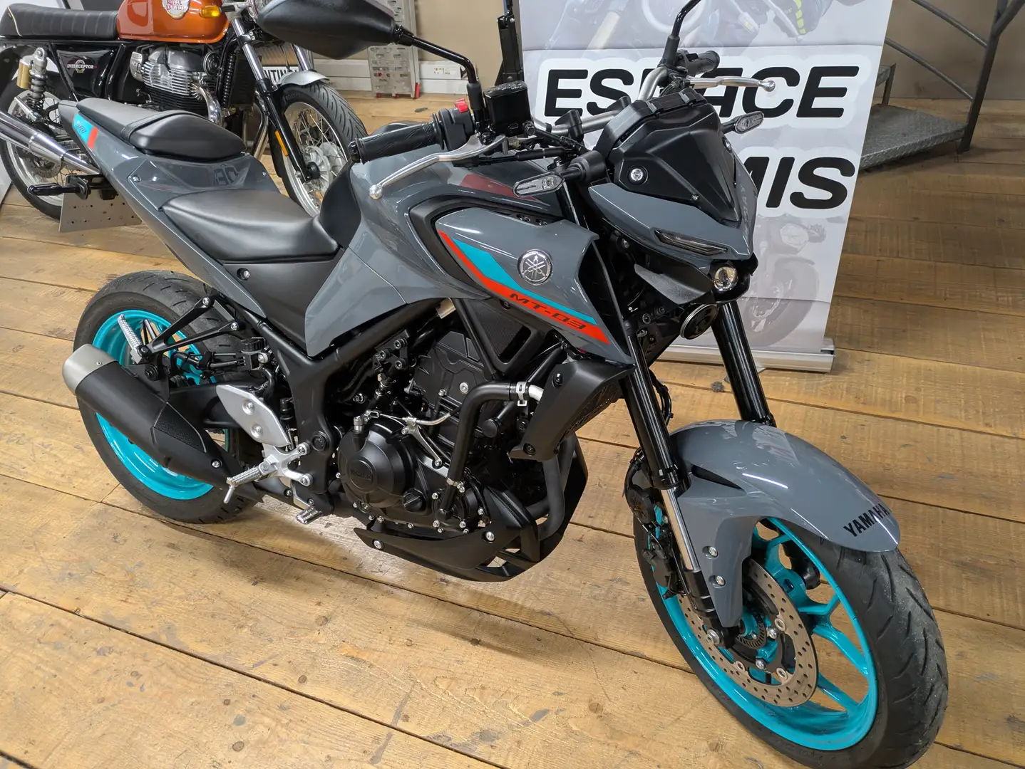 Yamaha MT-03 Gris - 1