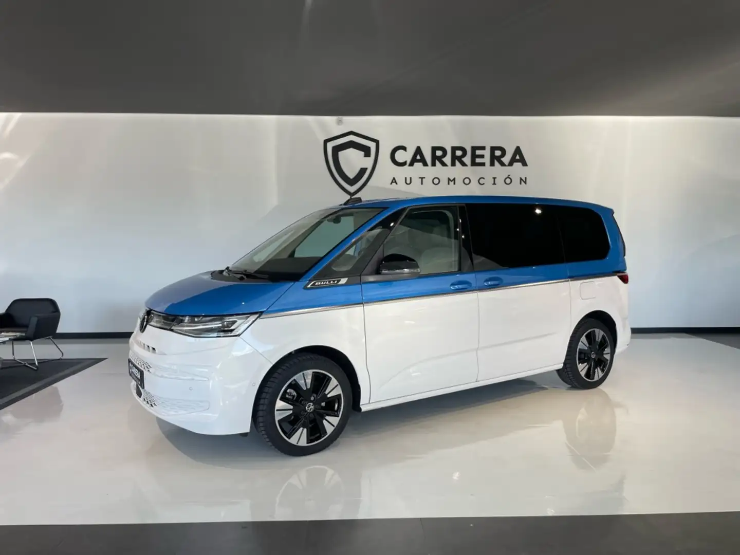 Volkswagen T7 Multivan 2.0TDI Batalla Corta Style DSG 110kW Azul - 2