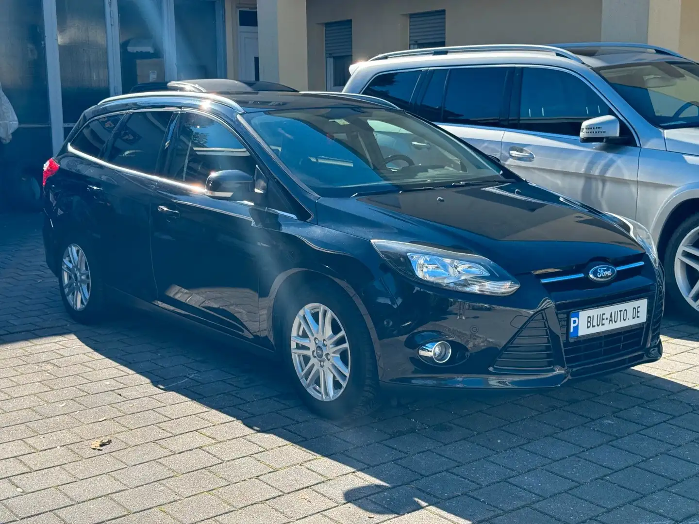 Ford Focus Turnier 1. Hand Navi PDC vr+hi Tempomat SH Schwarz - 2