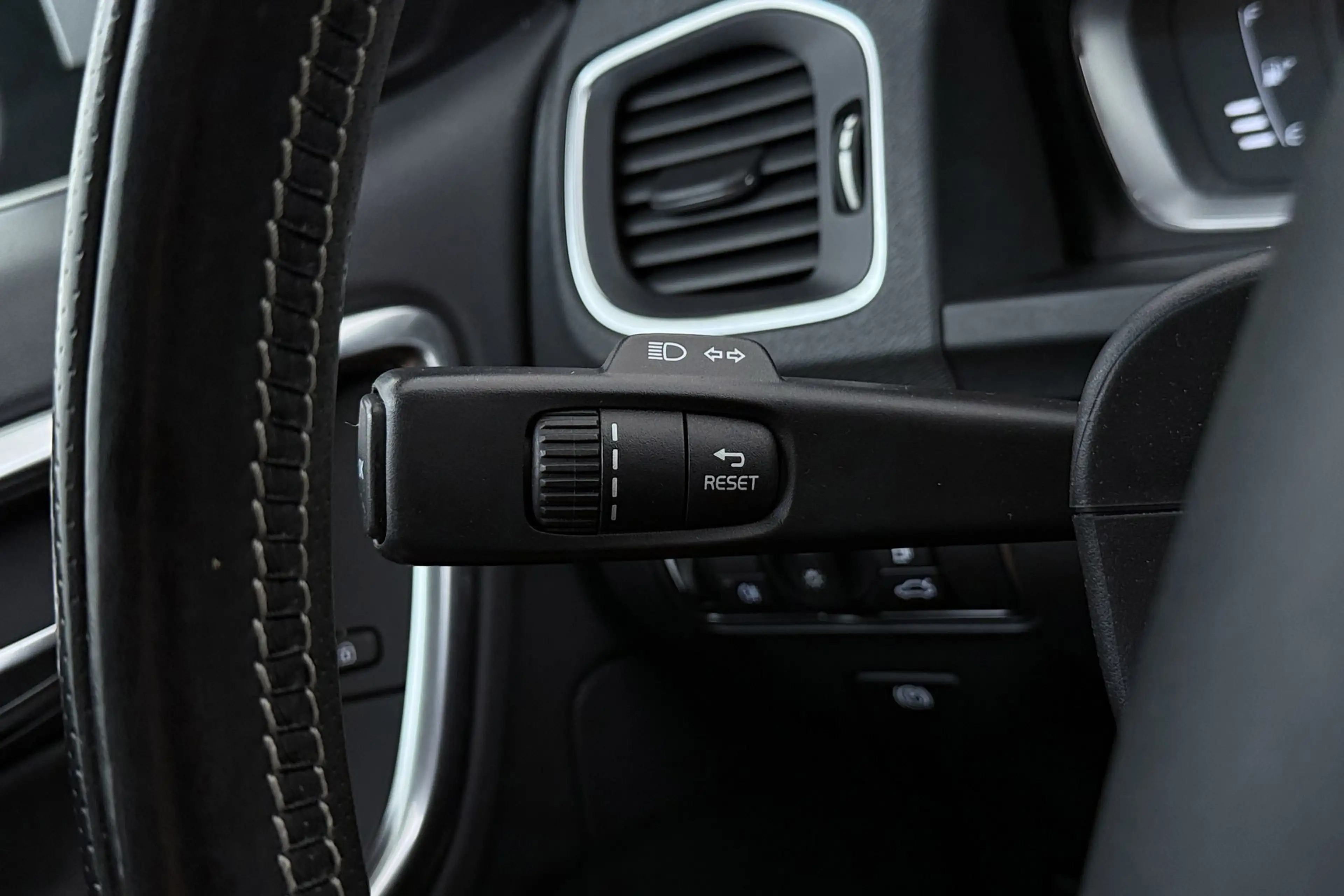Volvo S60 1.5 T3 Nordic+ | Trekhaak | Org NL | Dealer Ond. | — photo 28
