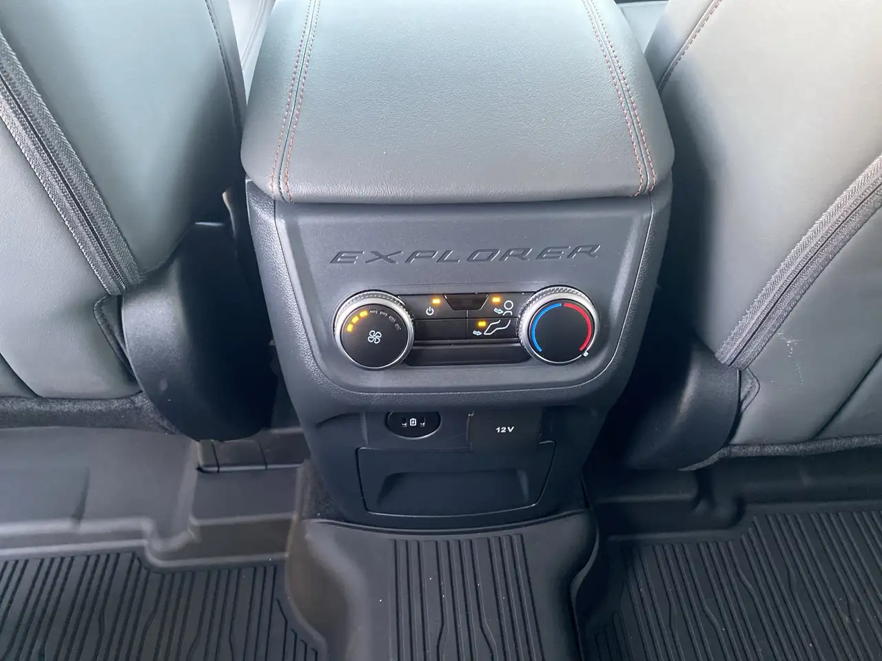 Ford Explorer снимка Ford Explorer