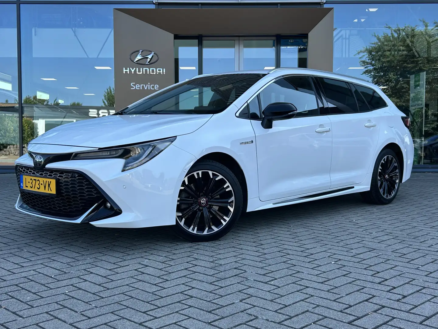 Toyota Corolla Touring Sports 2.0 Hybrid GR-Sport 180pk | Trekhaa Wit - 1