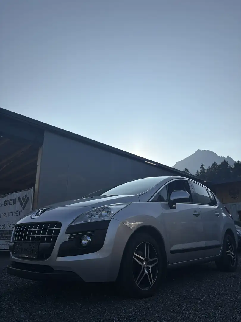 Peugeot 3008 1,6 HDi 110 FAP ASG6 Active Pro Grijs - 1