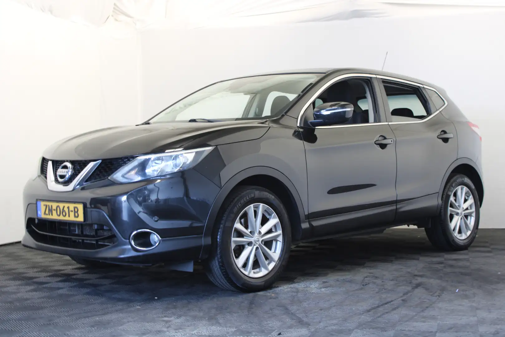 Nissan Qashqai 1.2 Connect Edition Zwart - 1