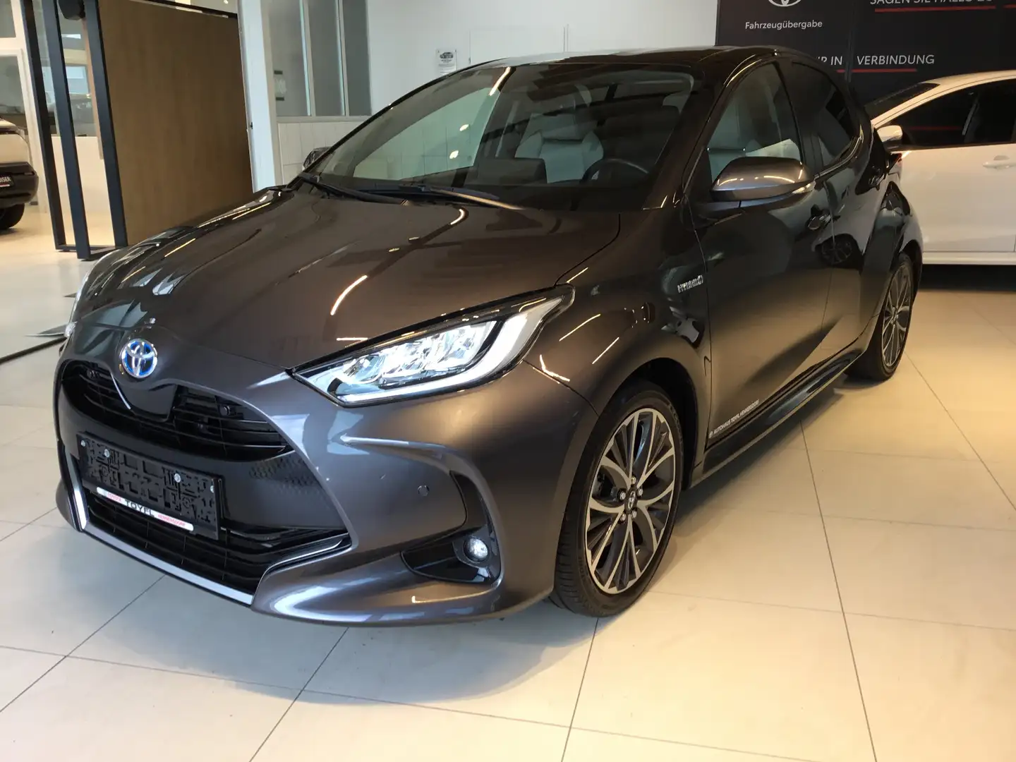 Toyota Yaris 1,5 Hybrid Lounge Grau - 1
