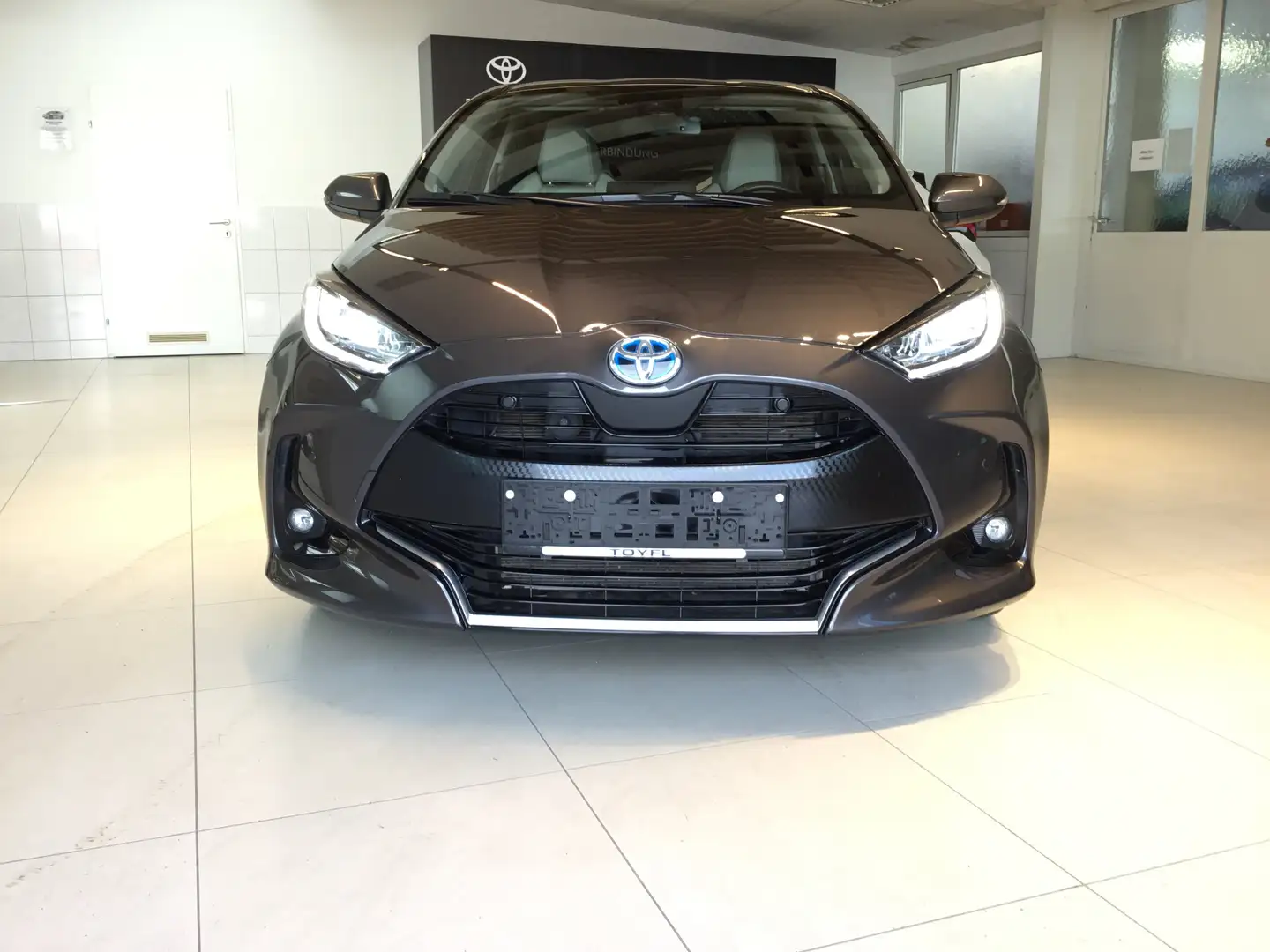 Toyota Yaris 1,5 Hybrid Lounge Grau - 2