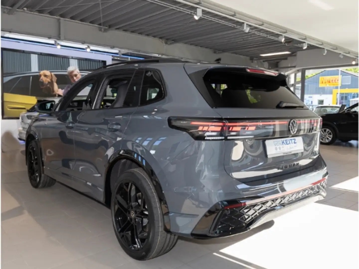 Volkswagen Tiguan 2.0TSI 4Motion R-Line Sportpaket HUD AD AHK-klappb Grau - 2