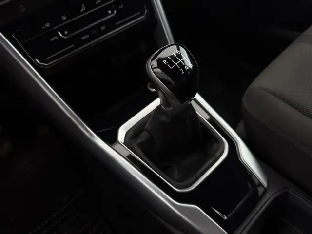 Volkswagen T-Roc view 11