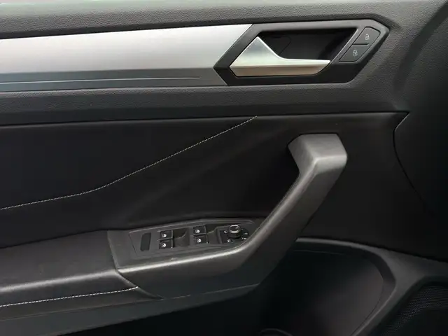 Volkswagen T-Roc view 13