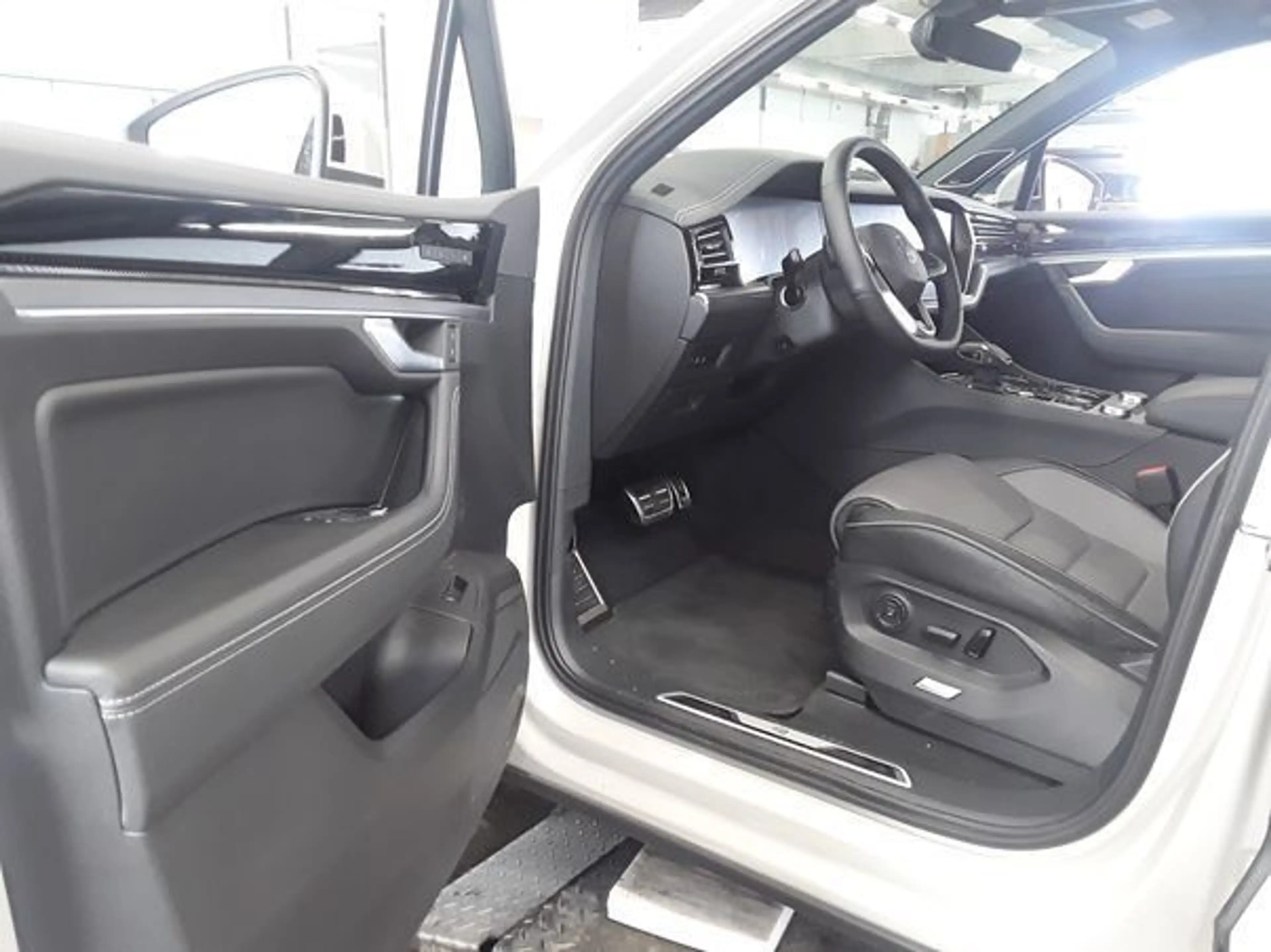 Volkswagen Touareg R-LINE 3.0TSI 340PS NP.119T ACC.5J-G.STHZG.AREA-VI — photo 6
