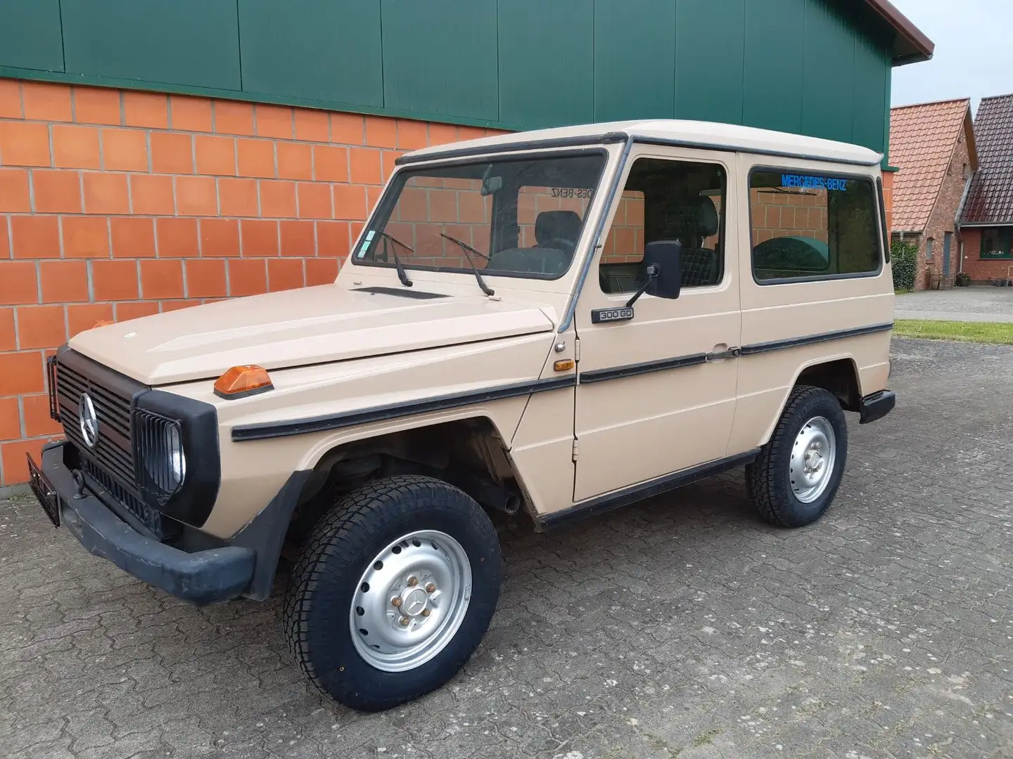 Mercedes-Benz G 300 300 GD - 460 - 5-Gang- sehr gesunde Karosserie Beige - 1
