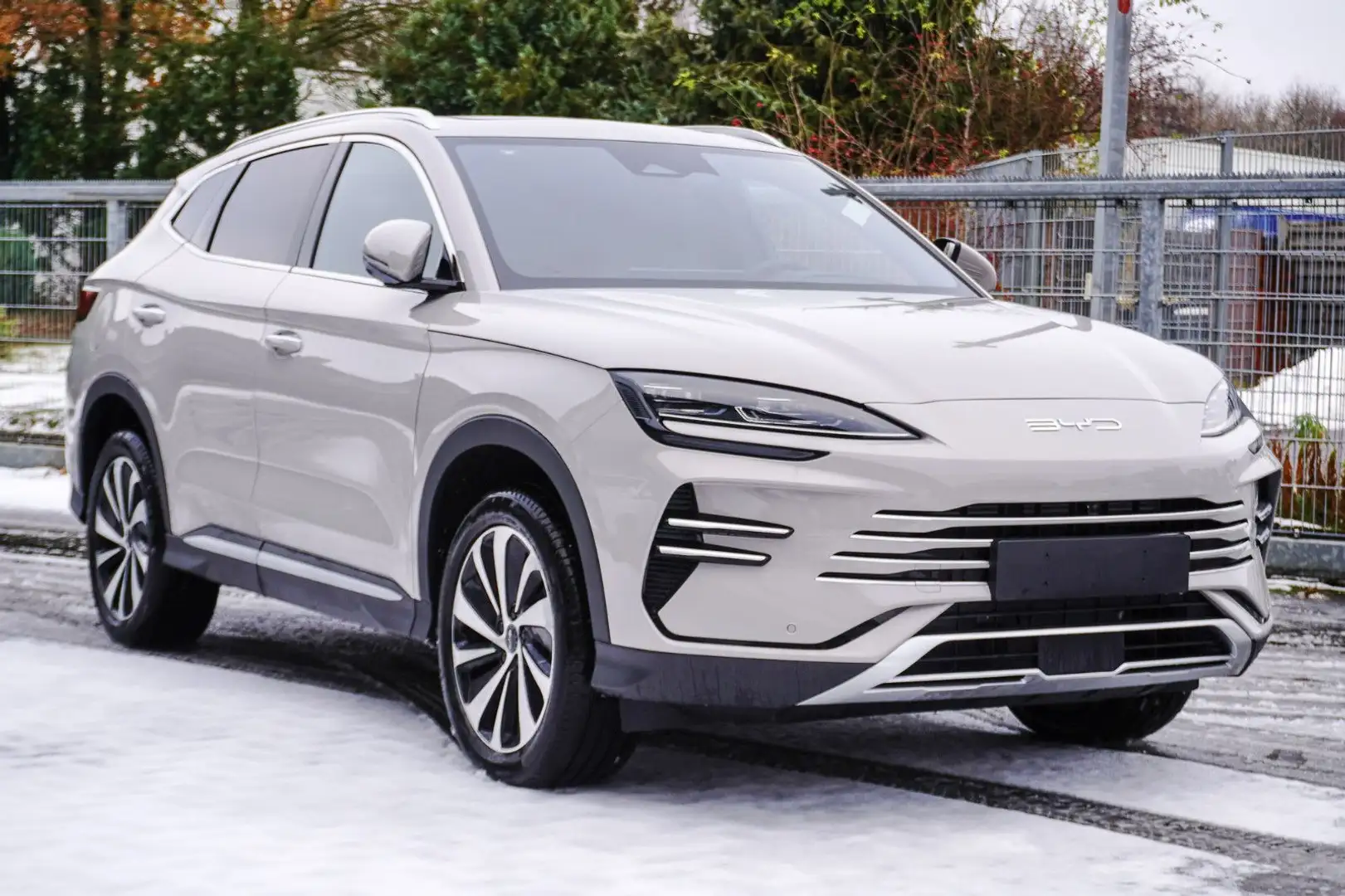 BYD Seal U 1.5T DM-i 18.3 kWh AWD Design Beige - 1