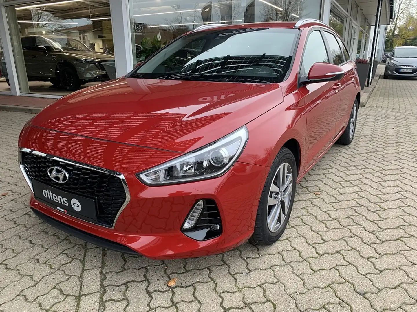 Hyundai i30 Kombi 1.0 Family Plus; Navi;AHK Rot - 2