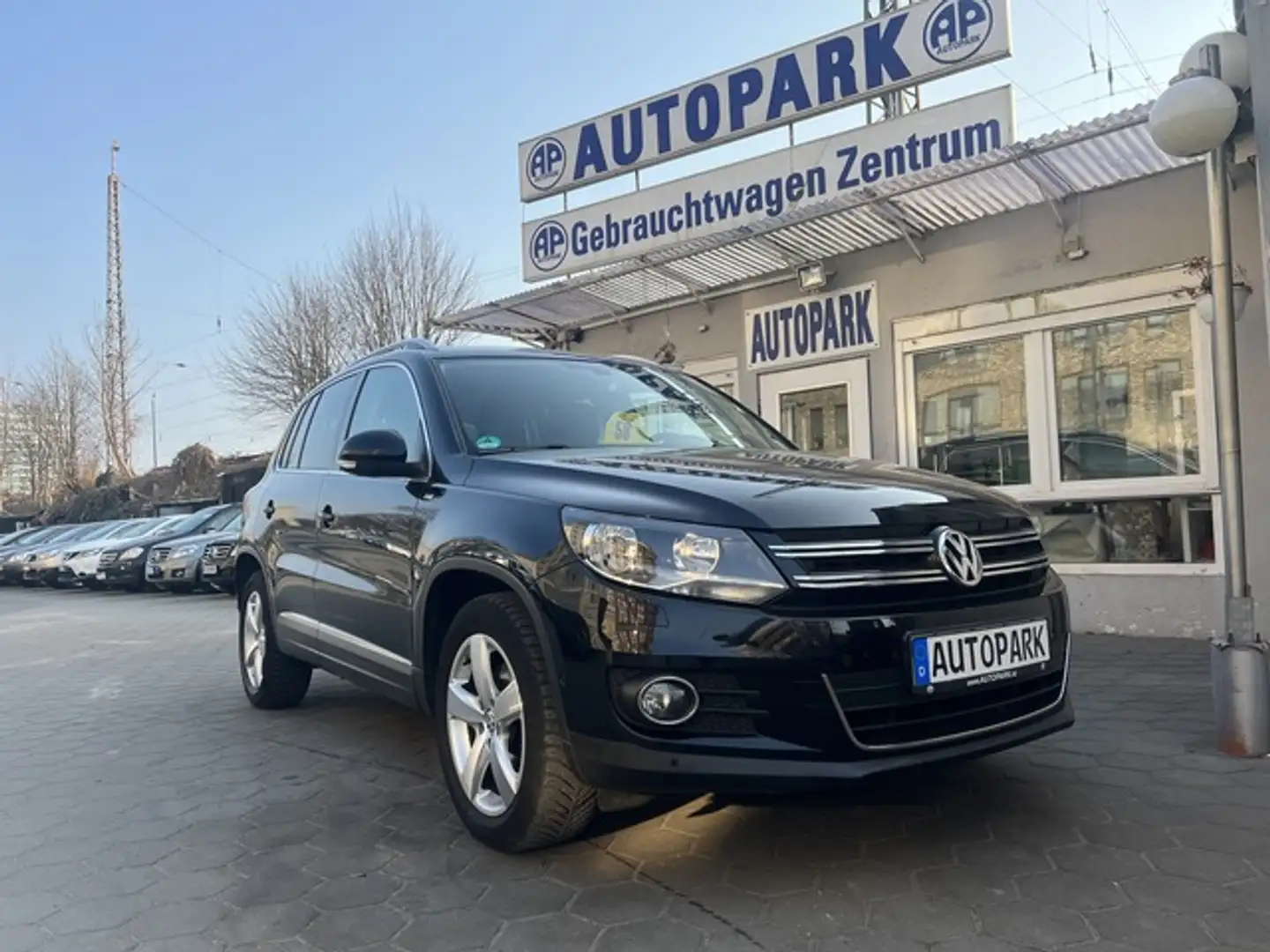Volkswagen Tiguan 1.4 TSI Highline*Navi*PDC*1.Hand*111t KM Schwarz - 1