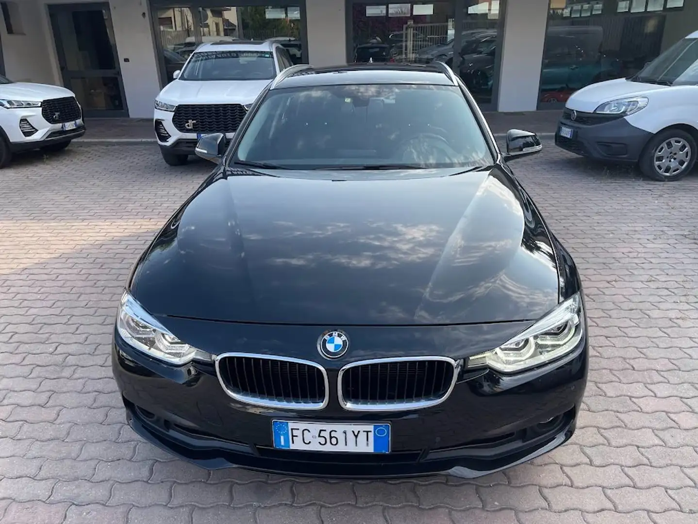 BMW 318 Serie 3 F31 2015 Touring 318d Touring Luxury auto Nero - 2