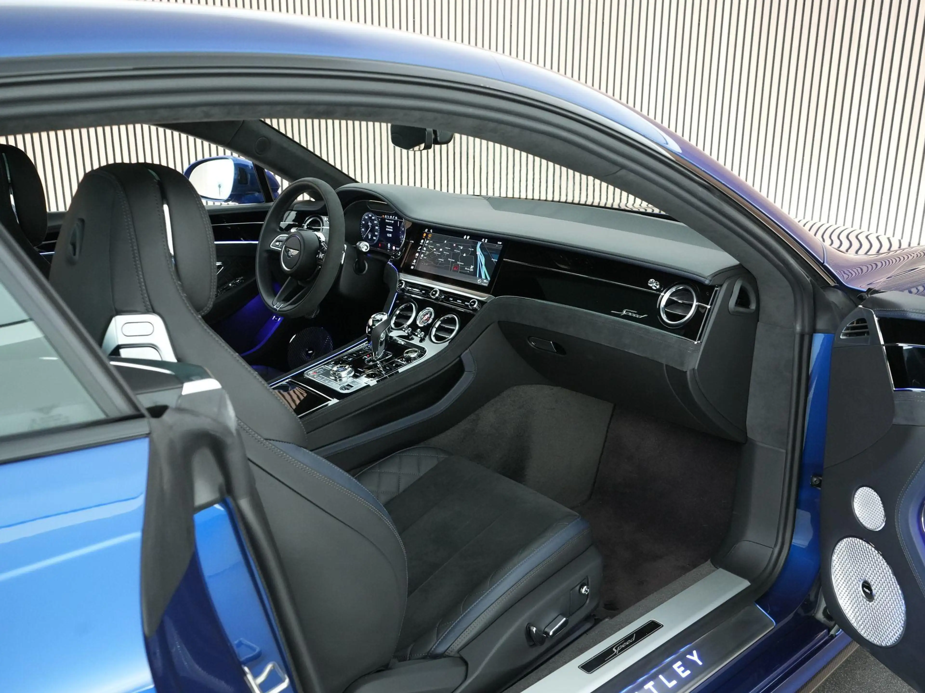 Bentley Continental GT W12 Speed 6.0 659pk |panoramadak|rotating|Naim|car — photo 5