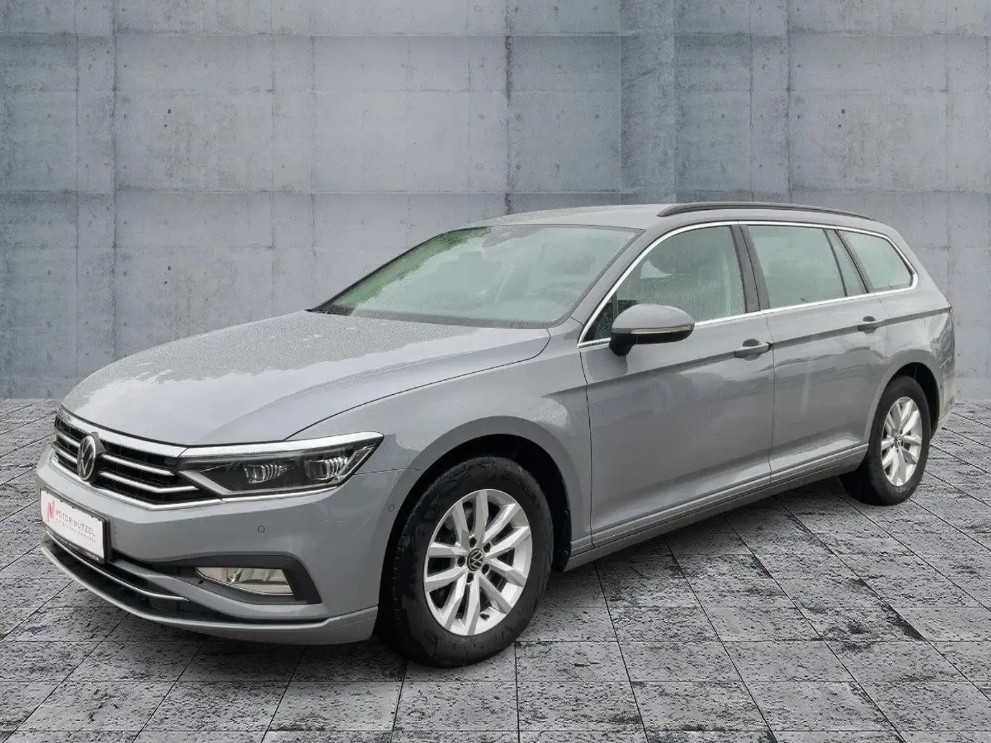 Volkswagen Passat Variant 2.0 TDI DSG BUSINESS IQ.LIGHT+NAV Grijs - 2