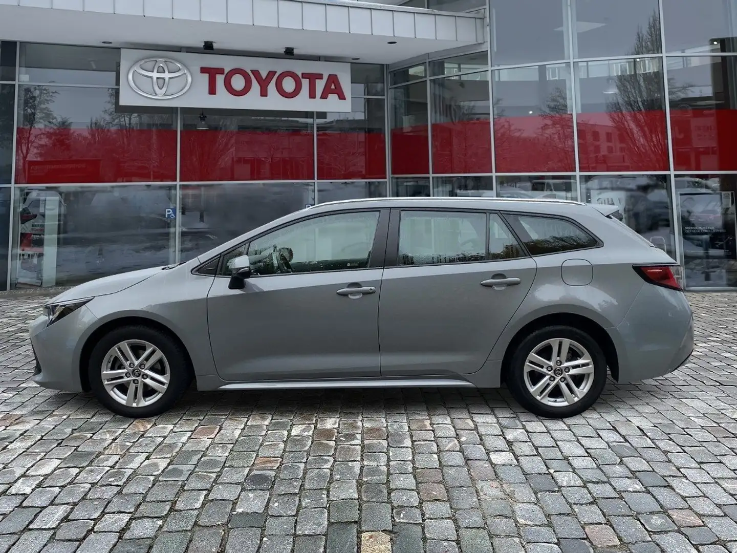 Toyota Corolla Touring Sports 1.2T Comfort 2xKlima ACC Grijs - 2