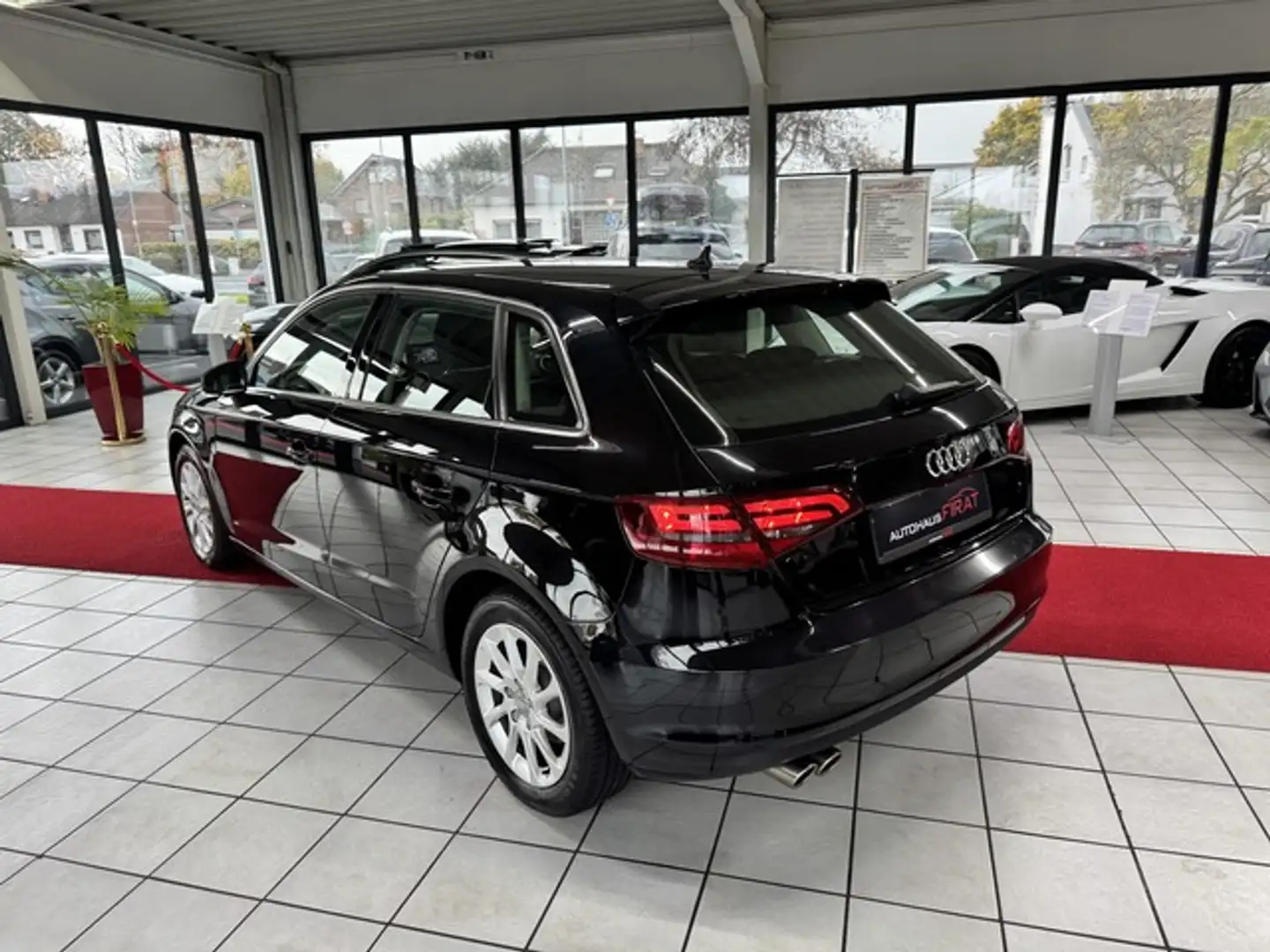 Audi A3 Sportback 2,0 TDI Standheizung+Navi+Alu+PDC Zwart - 2