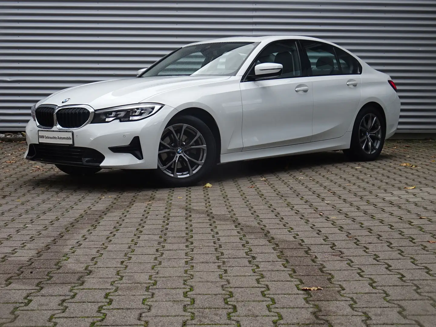 BMW 320 i Lim. Sport Line LivePro CarPlay elGSD AHK Weiß - 2