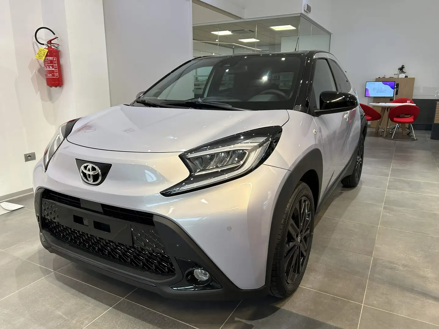 Toyota Aygo X 1.0 VVT-I 72 CV 5 PORTE JBL SPECIAL EDITION srebrna - 1
