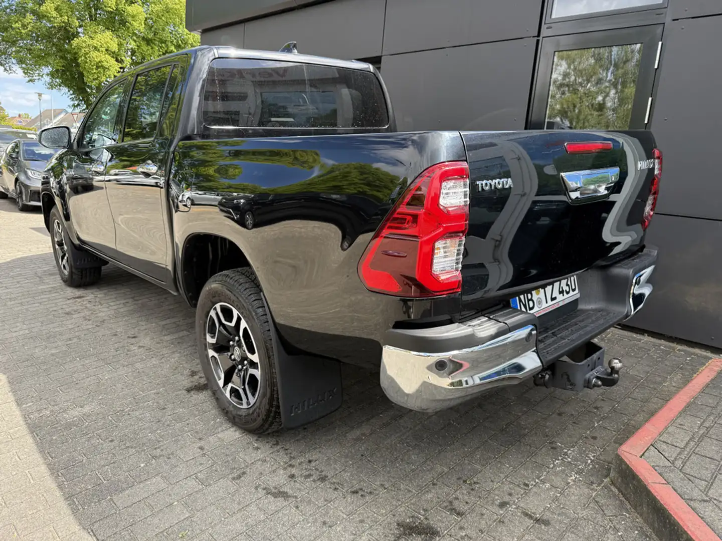 Toyota Hilux 2.8 Double Cab Executive 4x4 Negru - 2