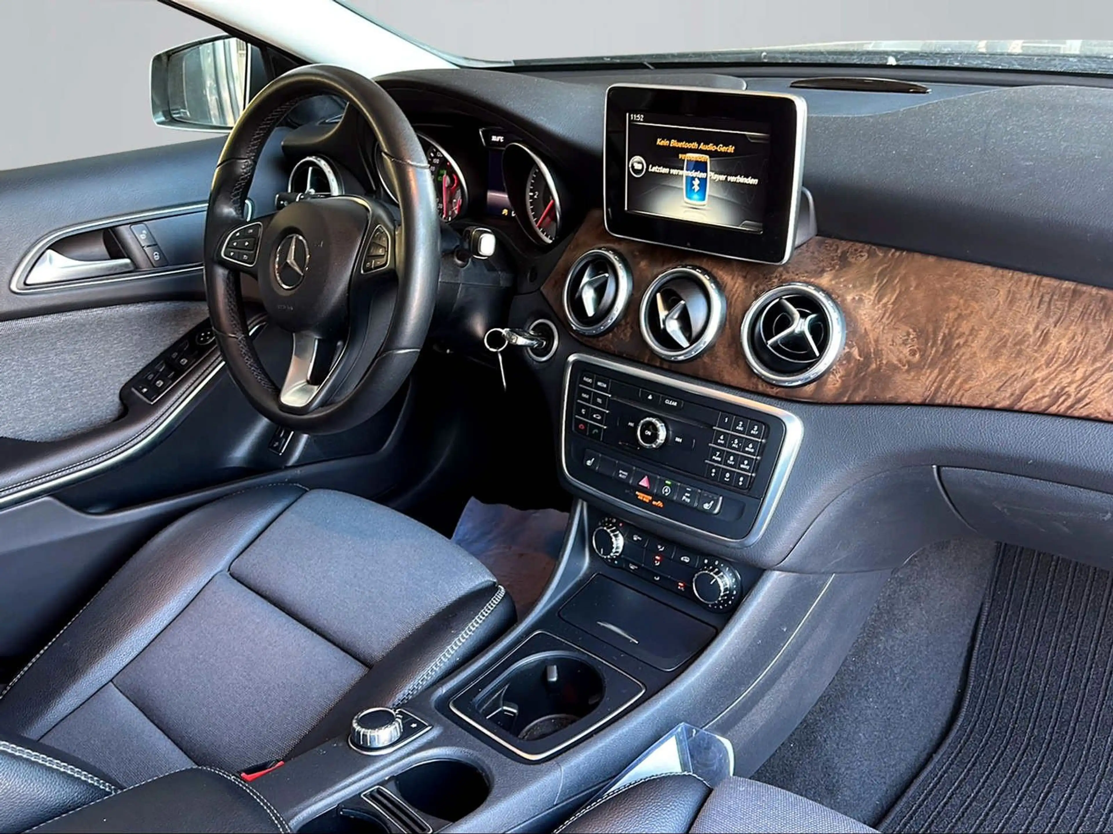 Mercedes-Benz GLA 180 | Navi | Xenon | Kam | AHK — photo 12