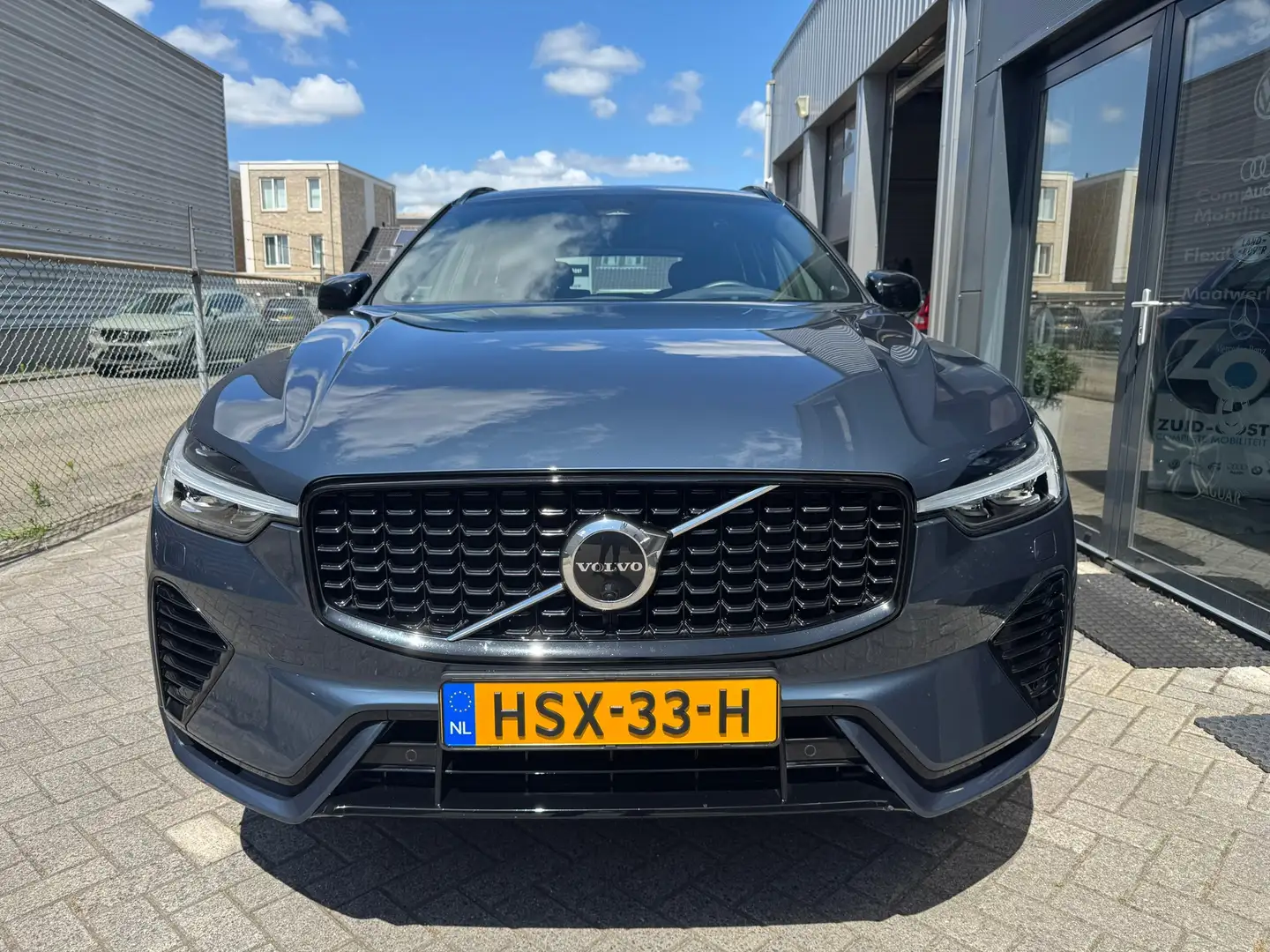 Volvo XC60 2.0 T8 Plug-in hybrid AWD Plus Bright (long range) Blauw - 2