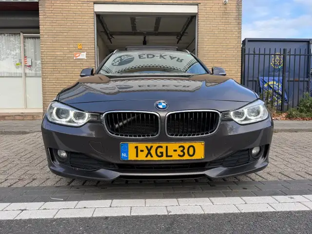 BMW 3 Series view 4