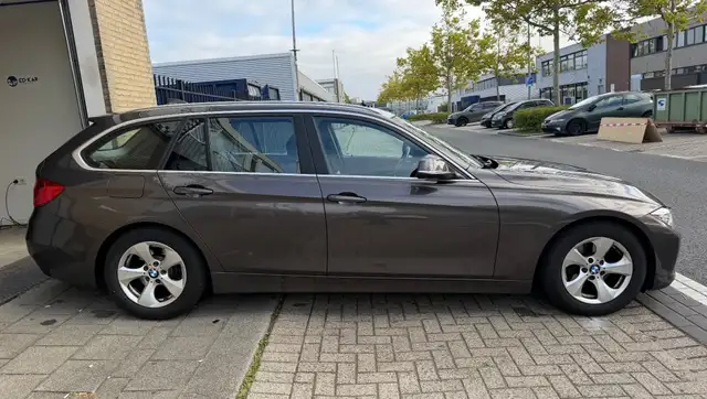 BMW 3 Series view 14